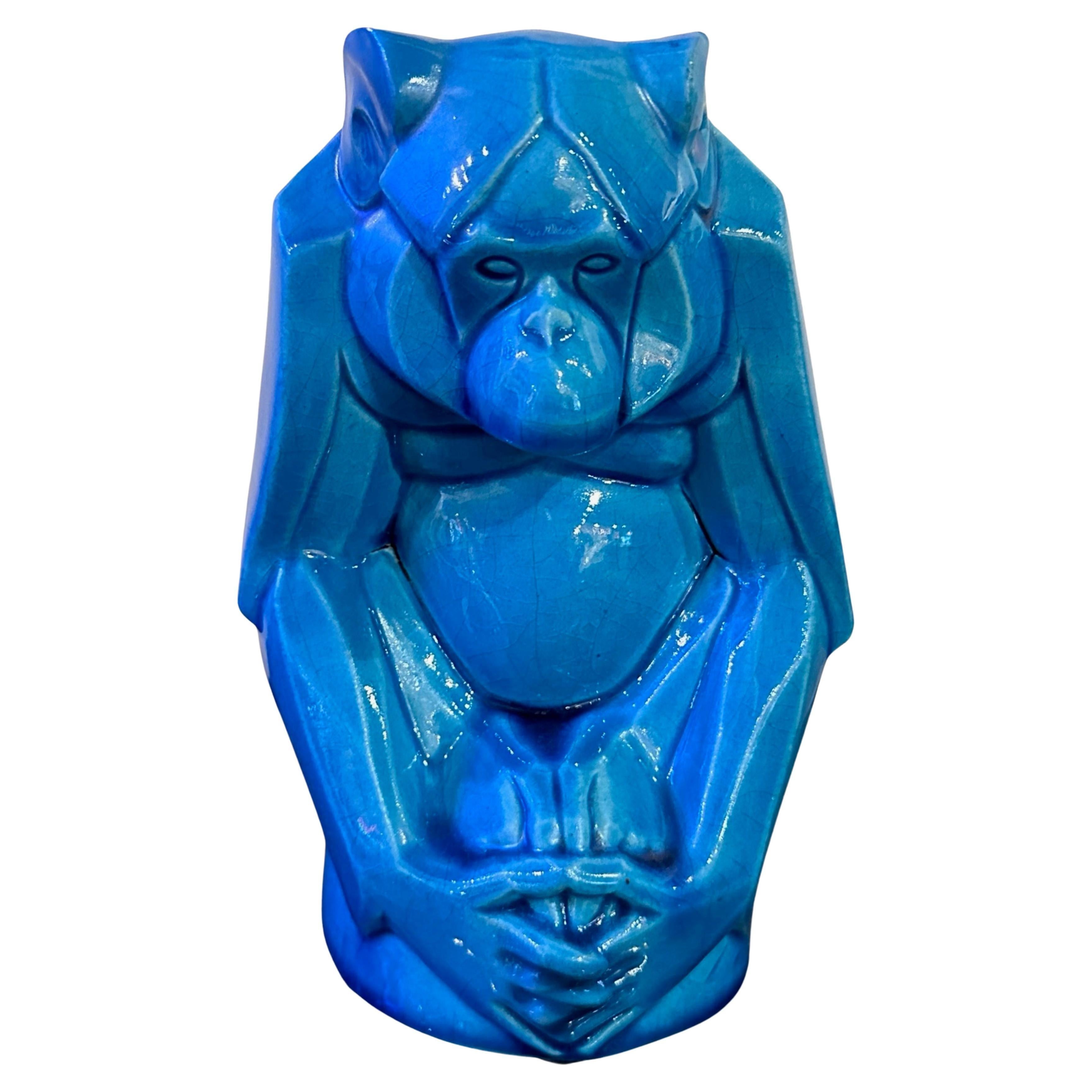 Sculpture de singe en céramique émaillée moderniste française par Gabriel Beauvais, 1930. Cette sculpture a été réalisée dans une céramique à l'émail bleu turquoise, une couleur étonnante probablement produite par les éditions Kaza à Paris. La forme