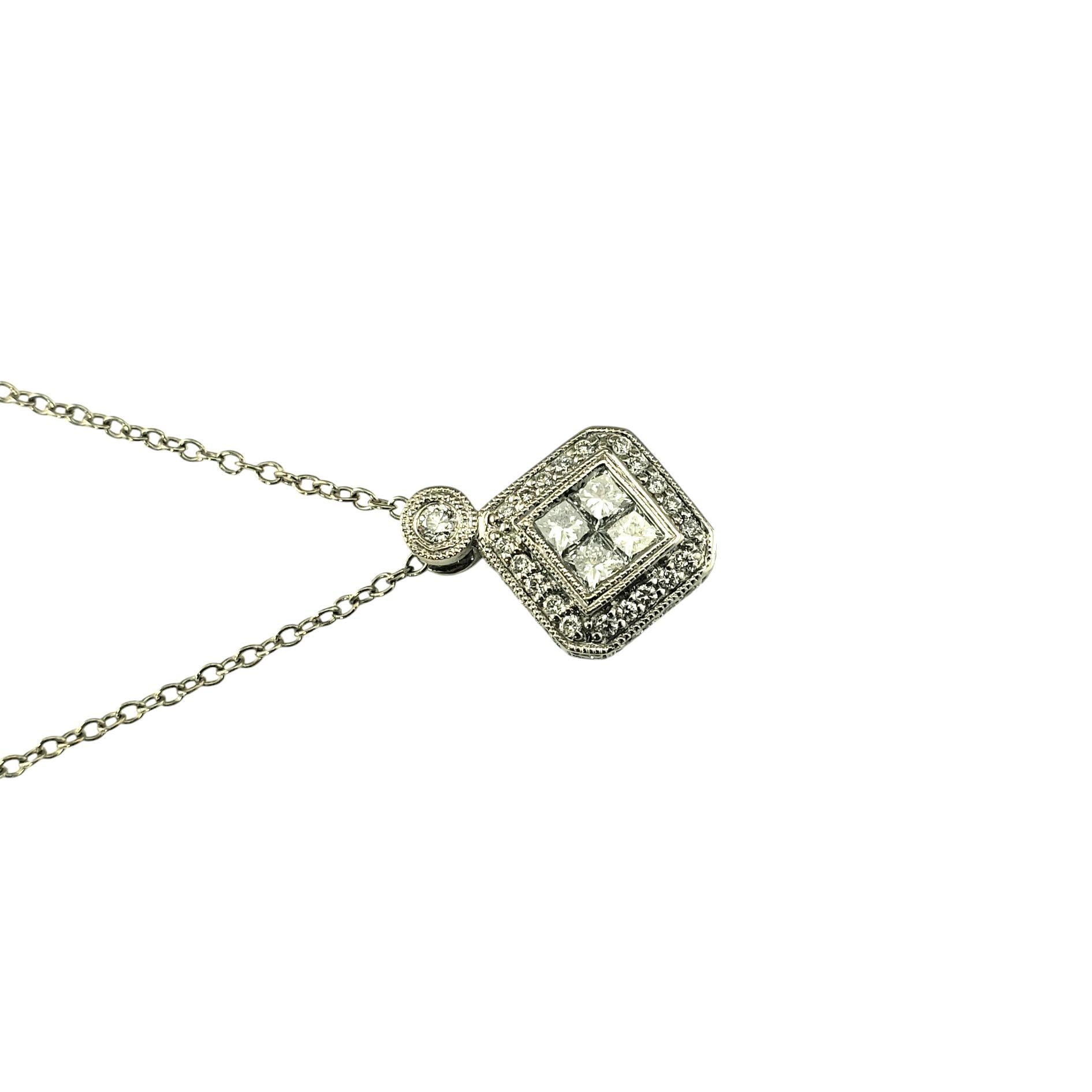 Gabriel & Co. Collana con ciondolo a grappolo di diamanti in oro bianco 14 kt.

Questo scintillante pendente presenta quattro diamanti taglio princess e 40 diamanti rotondi taglio brillante incastonati in oro bianco 14K. Sospeso da una classica