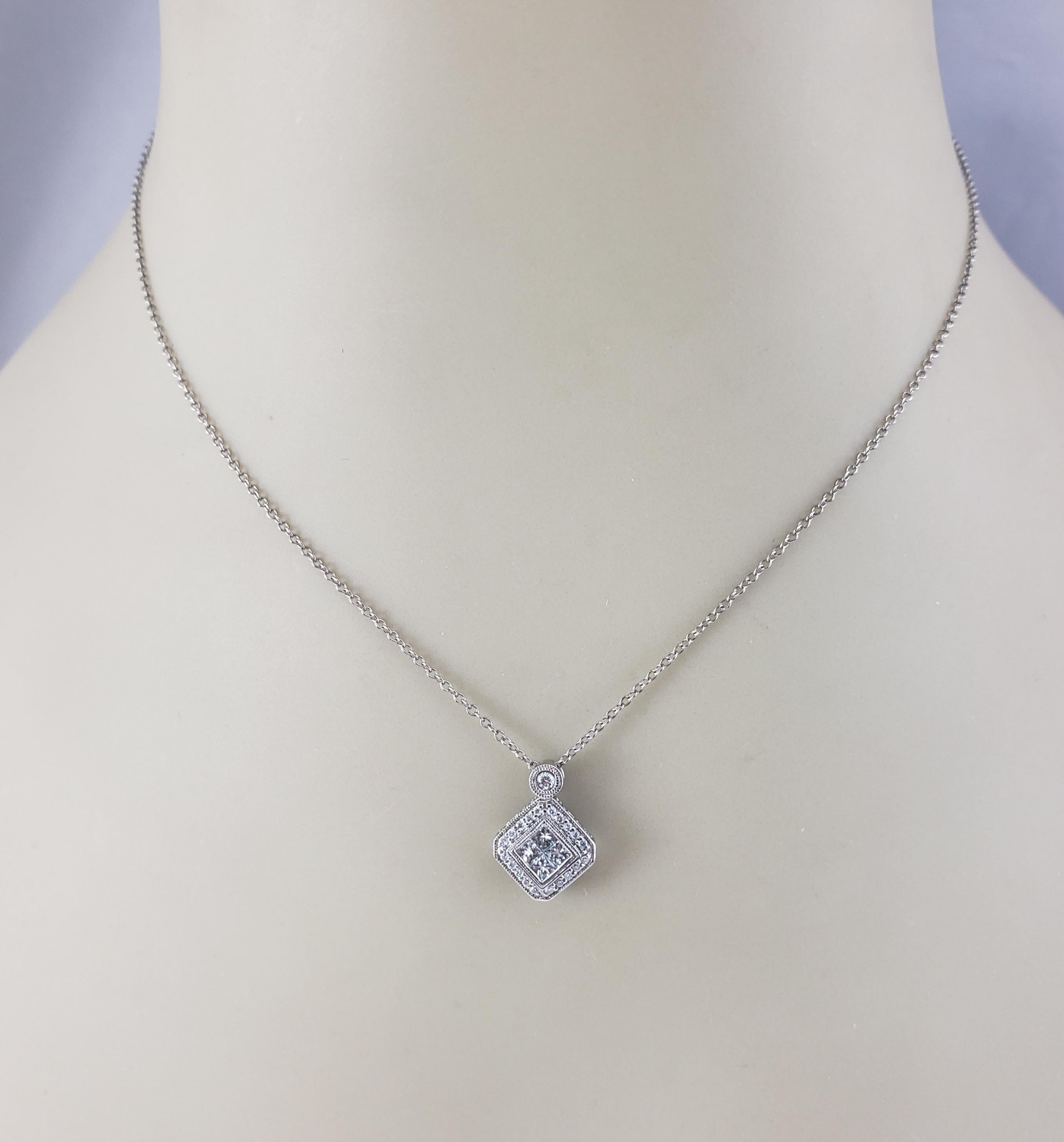 Gabriel & Co. Collana con ciondolo di diamanti in oro bianco 14 carati #20713 in vendita 1