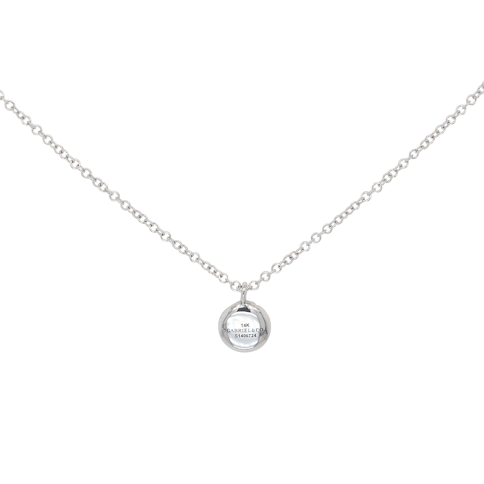 Taglio rotondo Gabriel & Co. Collana con ciondolo in oro bianco 14k 0,11ctw con diamanti rotondi e pavé in vendita