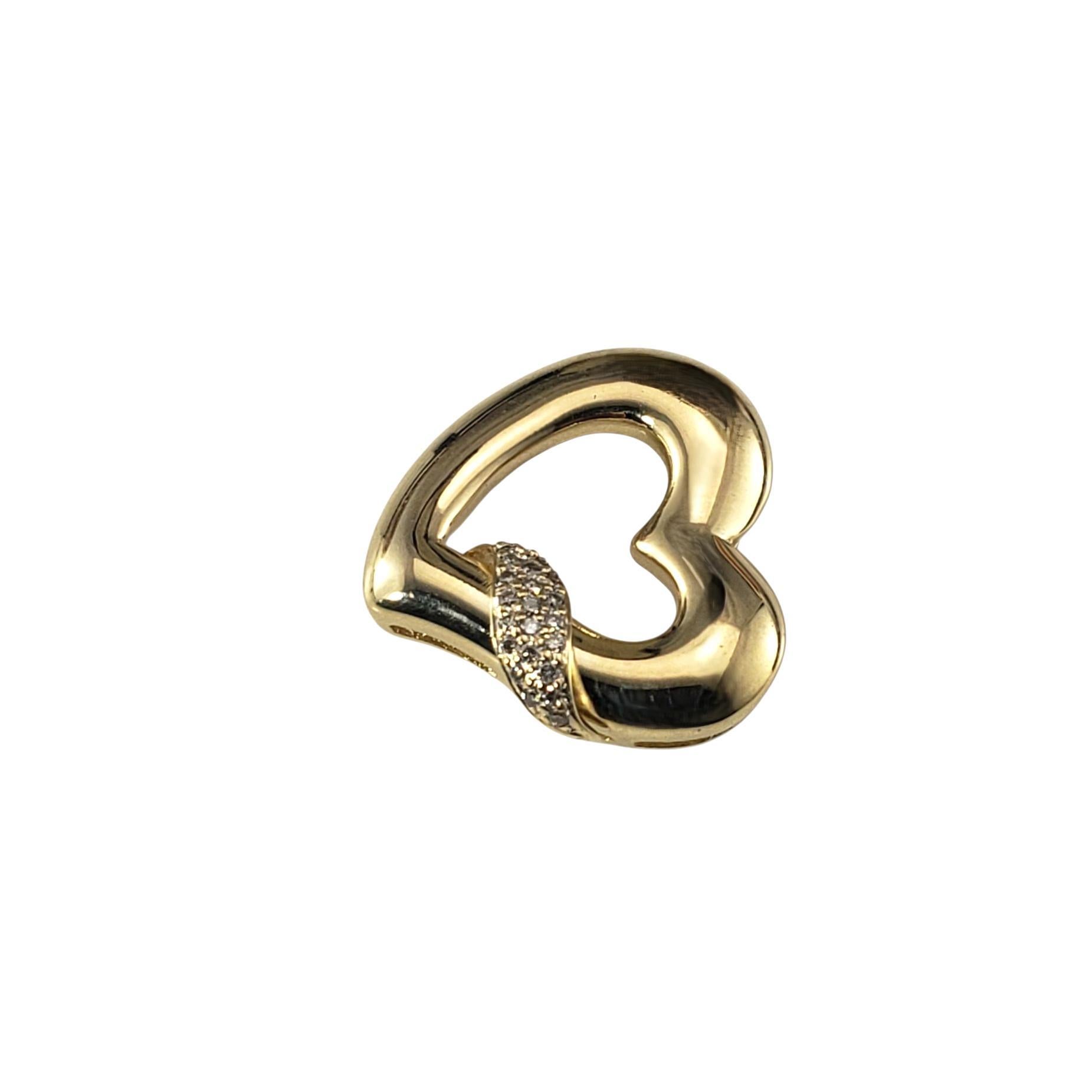 Gabriel & Co. - Ciondolo a forma di cuore aperto in oro giallo 14K e diamanti.

Questo elegante pendente a cuore aperto di Gabriel & Co. è realizzato in oro giallo lucido 14K e impreziosito da 22 diamanti rotondi taglio brillante che aggiungono un