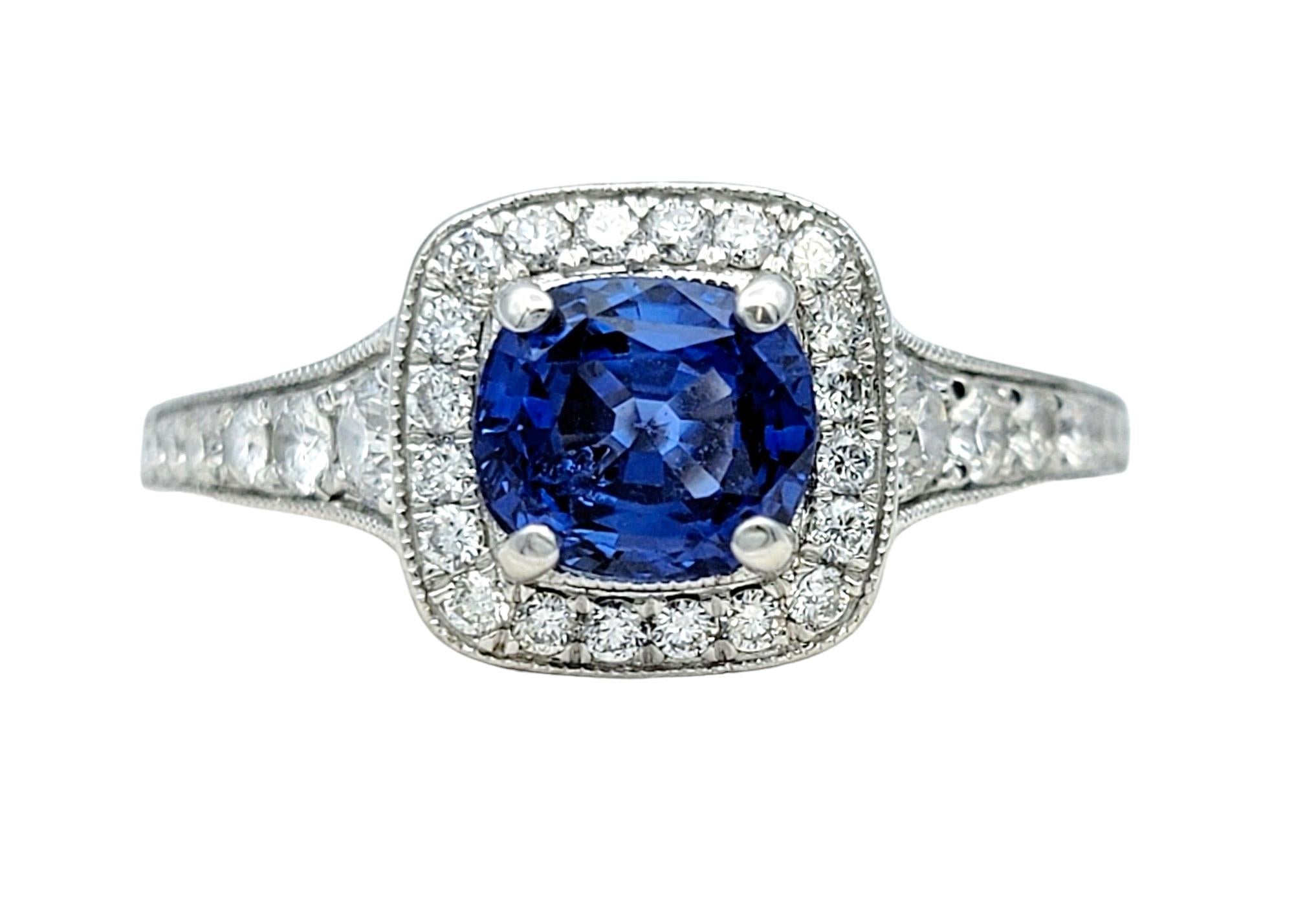 Ringgröße: 9

Dieser atemberaubende Cocktailring mit blauem Saphir und Diamanten im Halo, gefasst in strahlendem 14-karätigem Weißgold, ist ein brillantes Schmuckstück, das zeitlose Eleganz und Raffinesse ausstrahlt. In der Mitte des Rings befindet