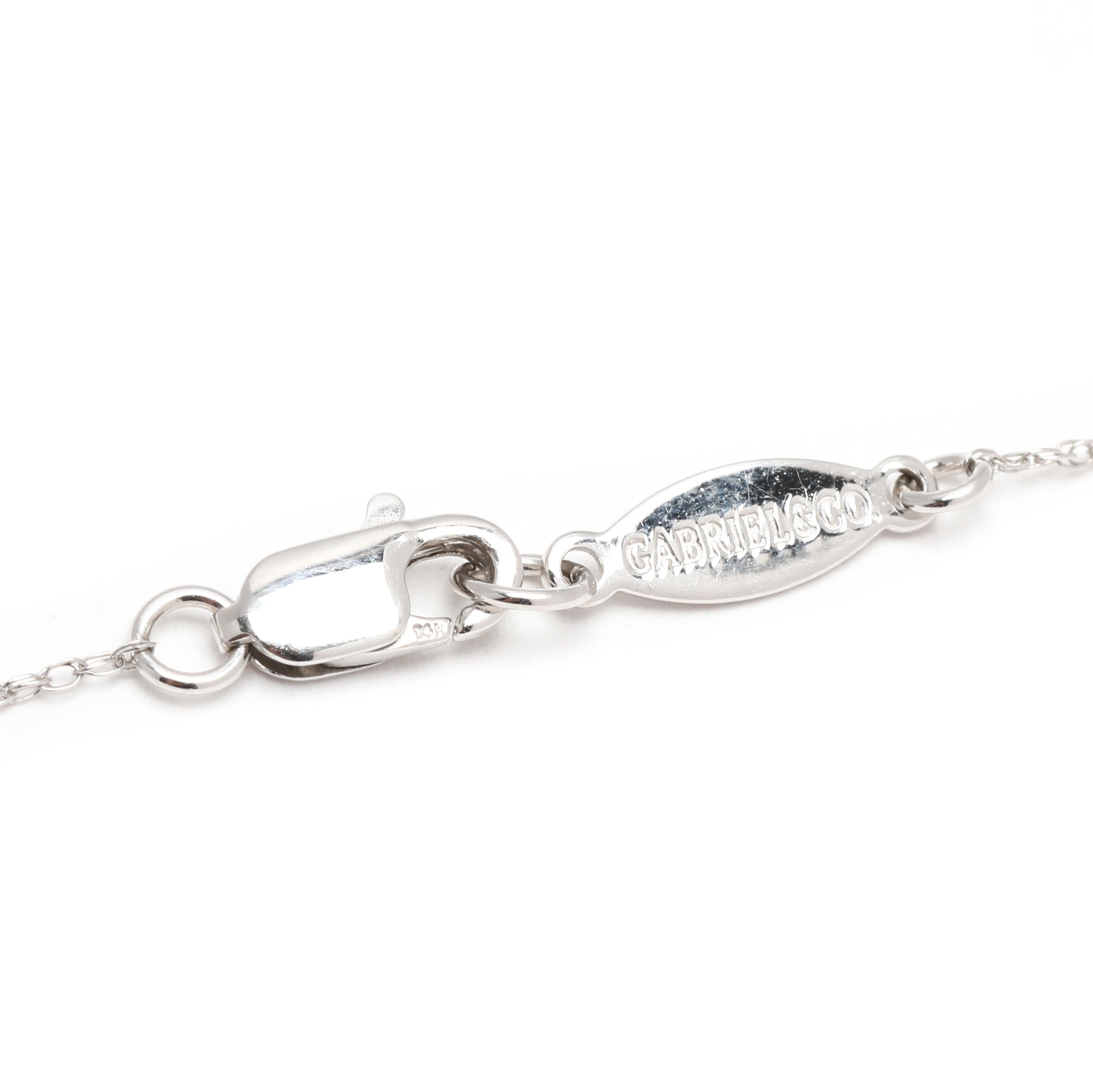 Taglio rotondo Gabriel & Co. Collana con croce di diamanti, oro bianco 14k, lunghezza 16 pollici in vendita