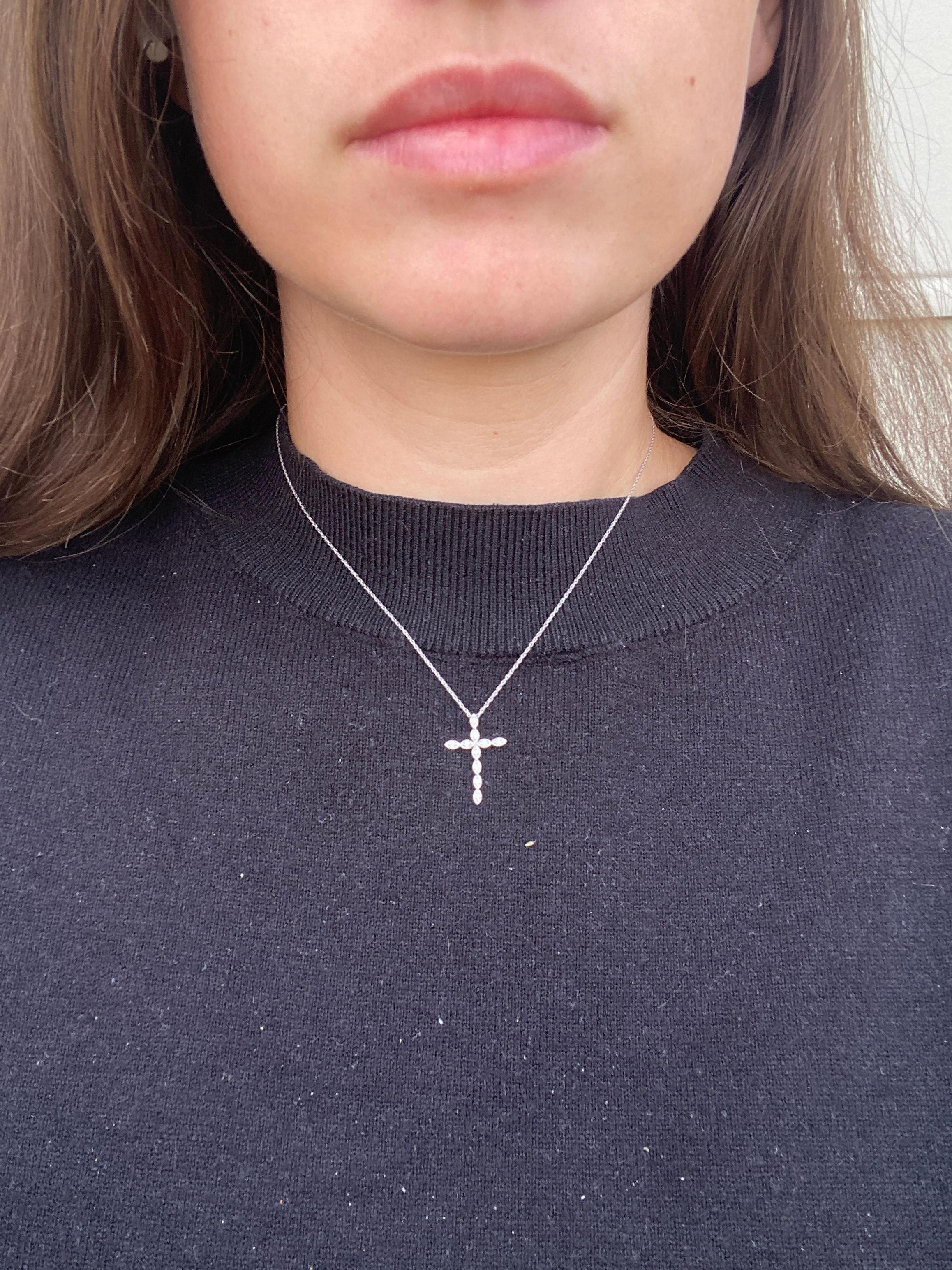 Gabriel & Co. Collier croix en diamant, or blanc 14k, longueur 16 pouces Unisexe en vente