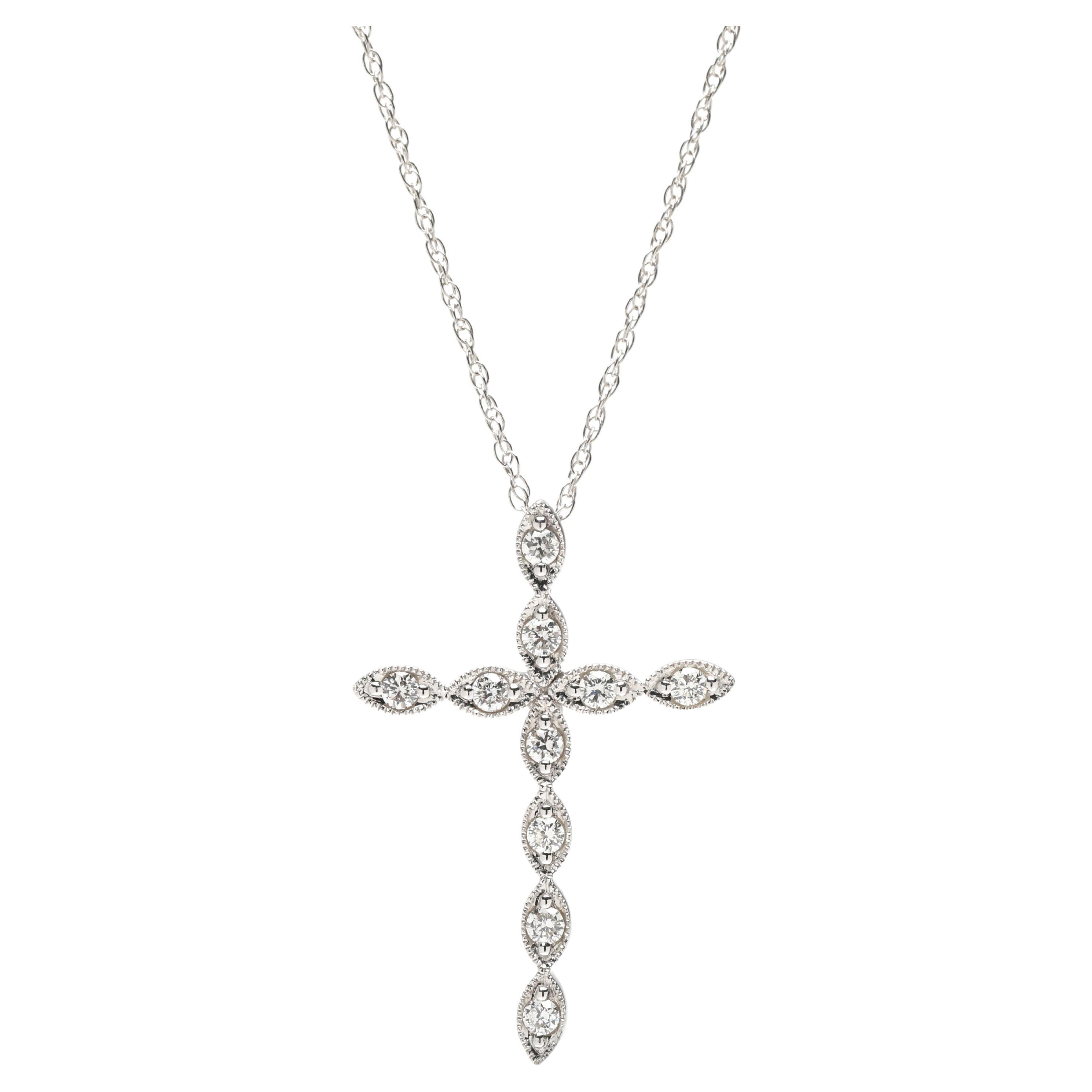 Gabriel & Co. Collana con croce di diamanti, oro bianco 14k, lunghezza 16 pollici in vendita