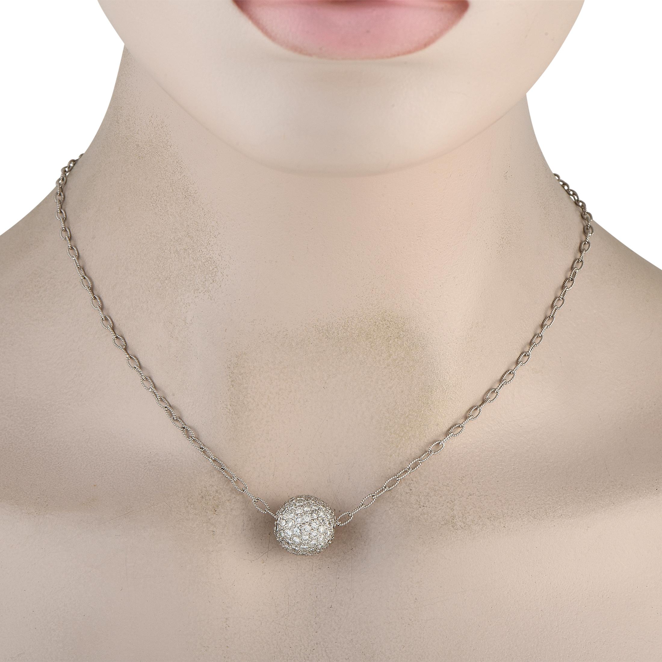 Ce collier Gabriel & Co. est élégant par sa simplicité. Au centre d'une chaîne de 17, un simple pendentif en forme de sphère est entièrement recouvert de diamants incrustés totalisant 3,0 carats. Serti en or blanc 18 carats, le pendentif mesure 0,50