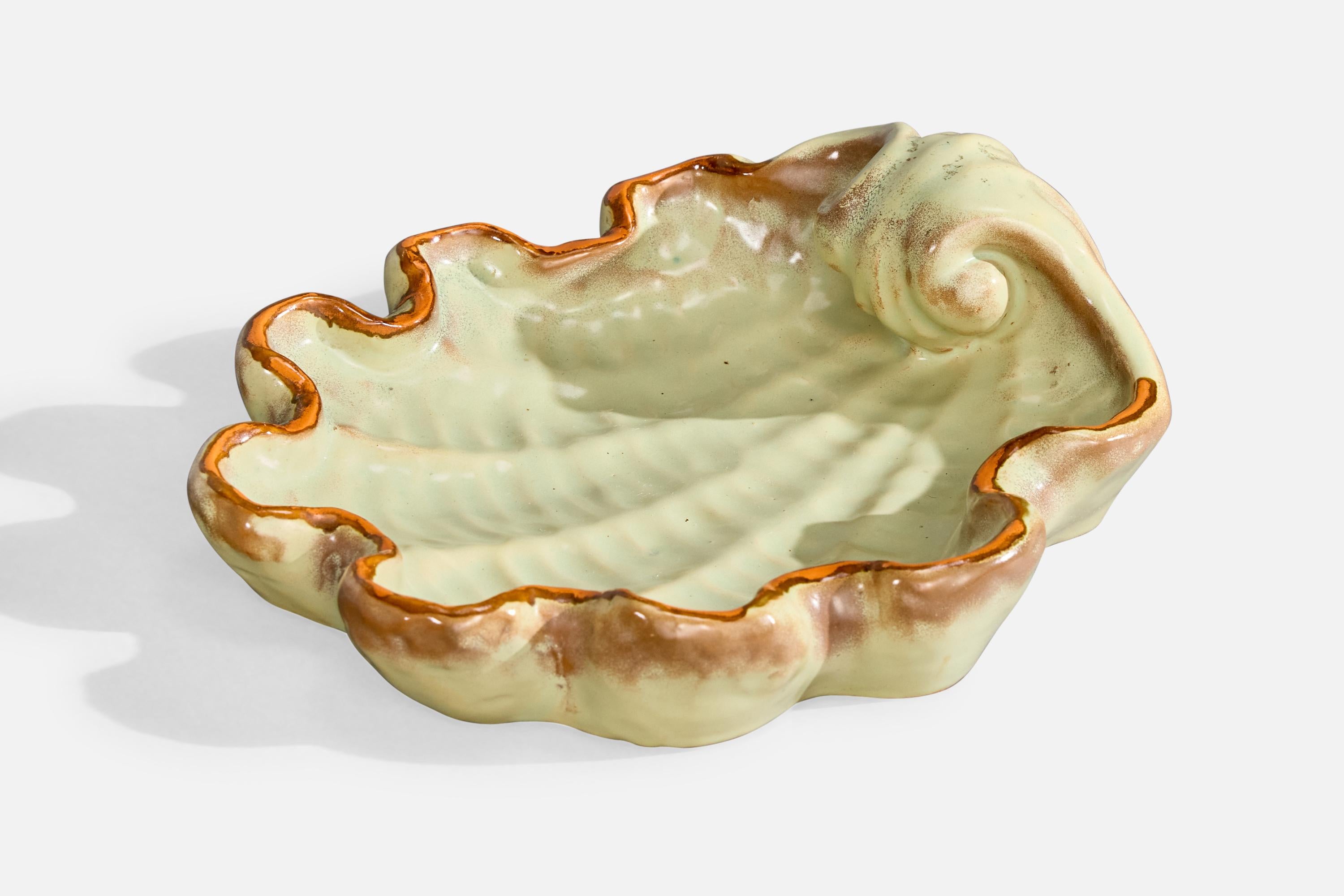 Plat en céramique à glaçure verte et brune produit par Gabriel Keramik, Suède, c. 1930.

Dimensions globales (pouces) : 3.05 