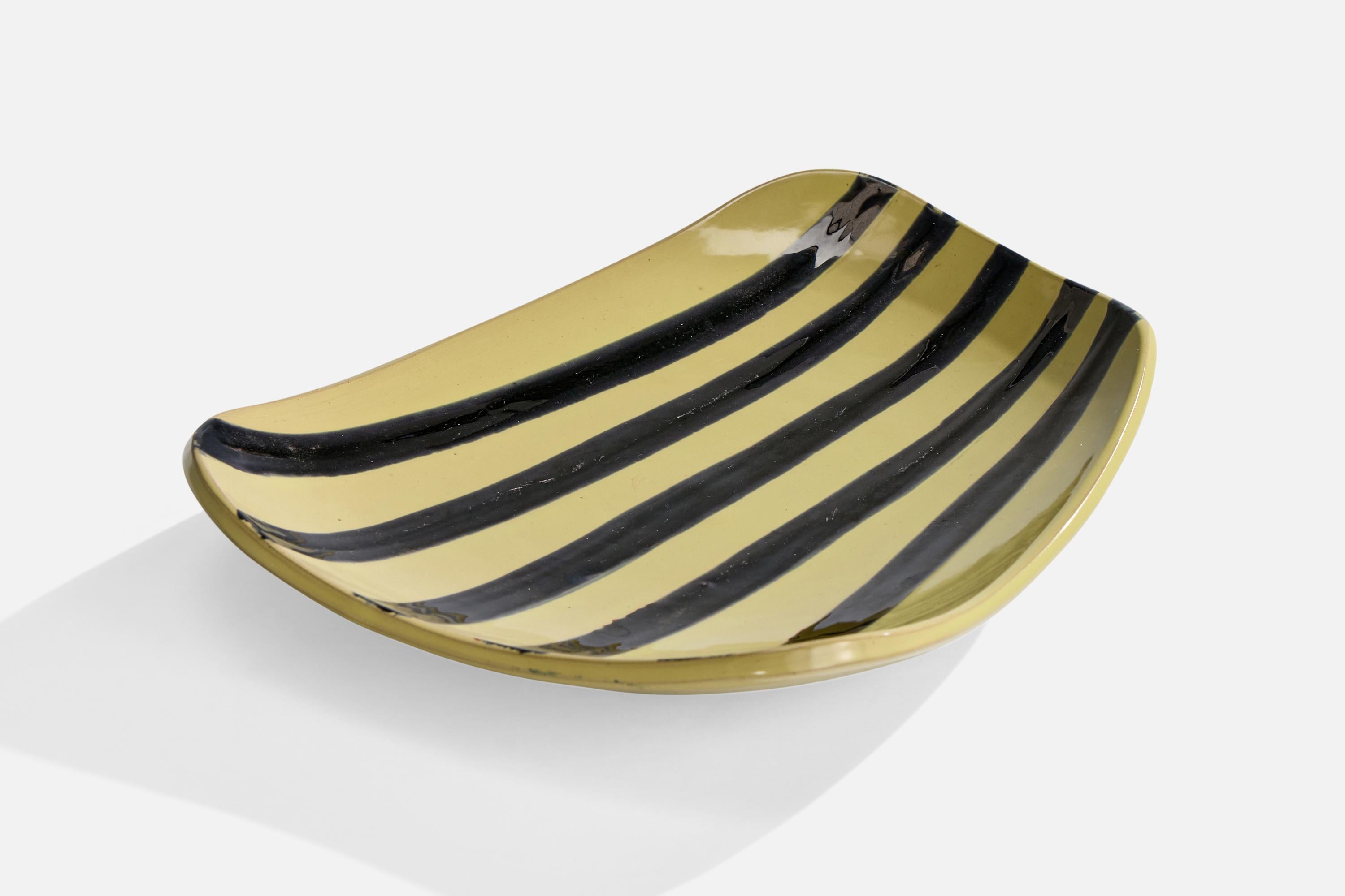 Eine schwarz-gelb glasierte Schale, hergestellt von Gabriel Keramik, Schweden, ca. 1950.

Gesamtabmessungen (Zoll): 1,8 