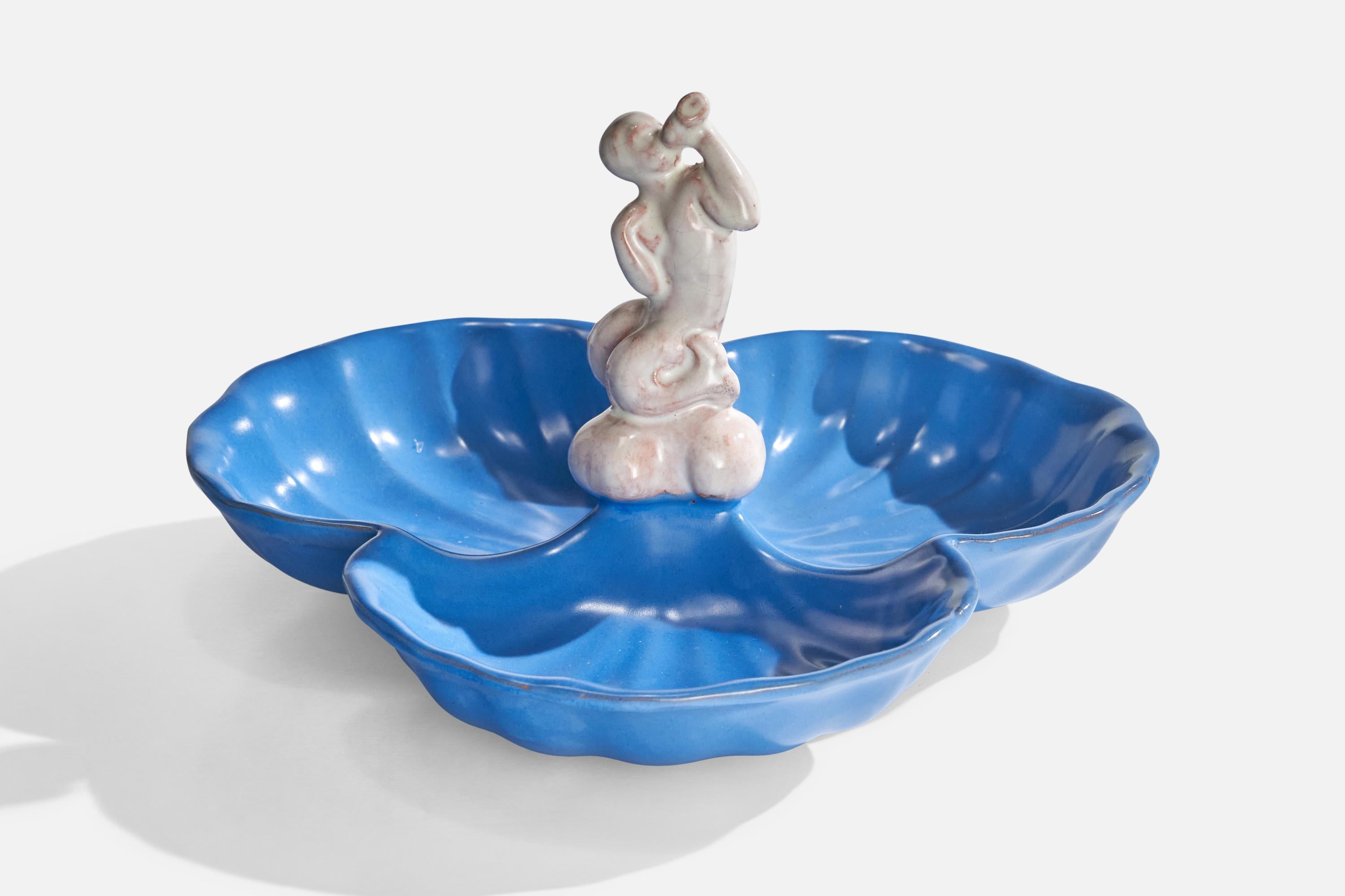 Plat ou vide-poche en faïence émaillée bleue et blanche conçu et produit par Gabriel Keramik, Suède, années 1930.

Dimensions : 5.75