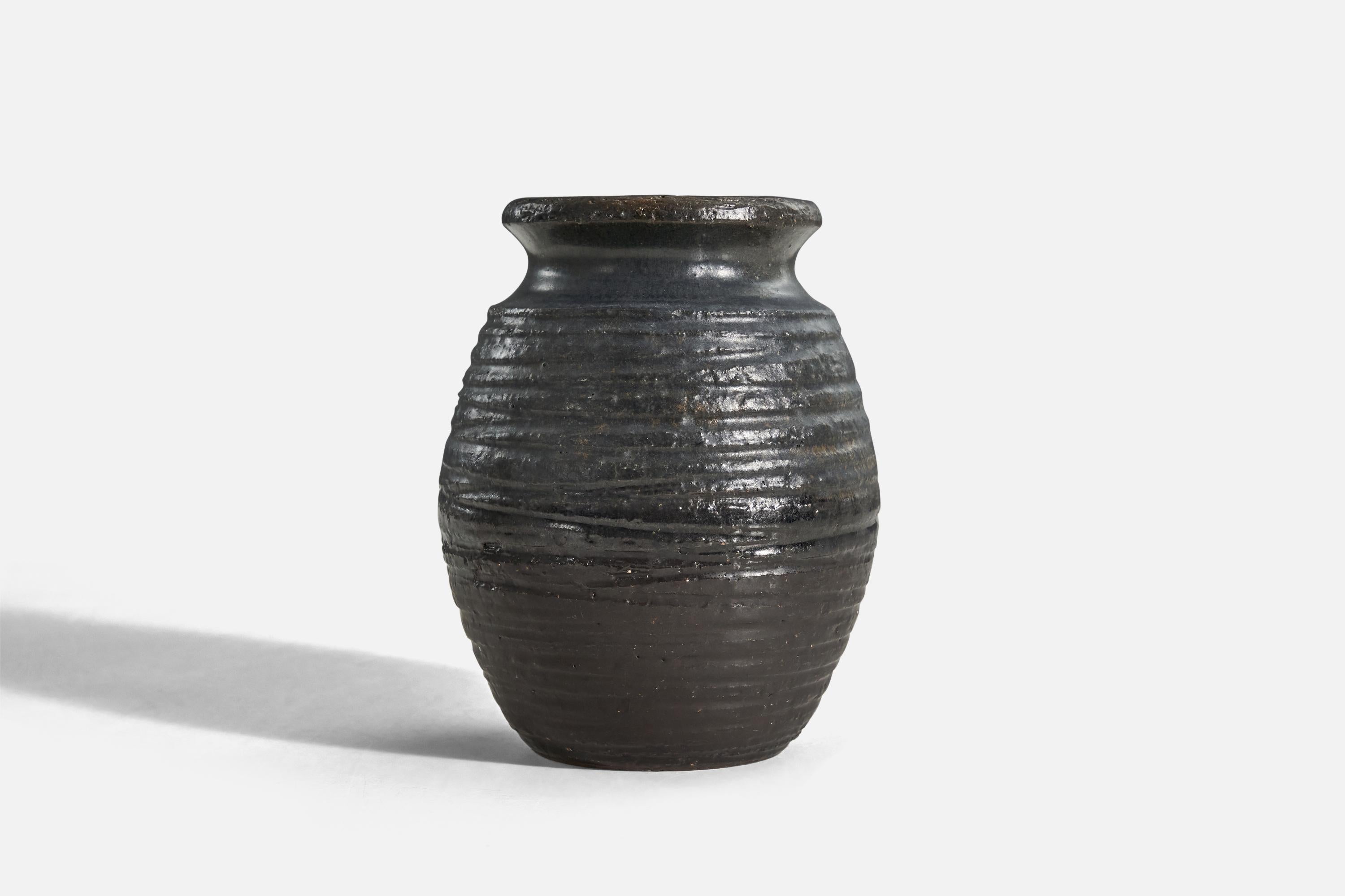 Art déco Vase en faïence vernissée noire Gabriel Keramik, Suède, vers les années 1940 en vente