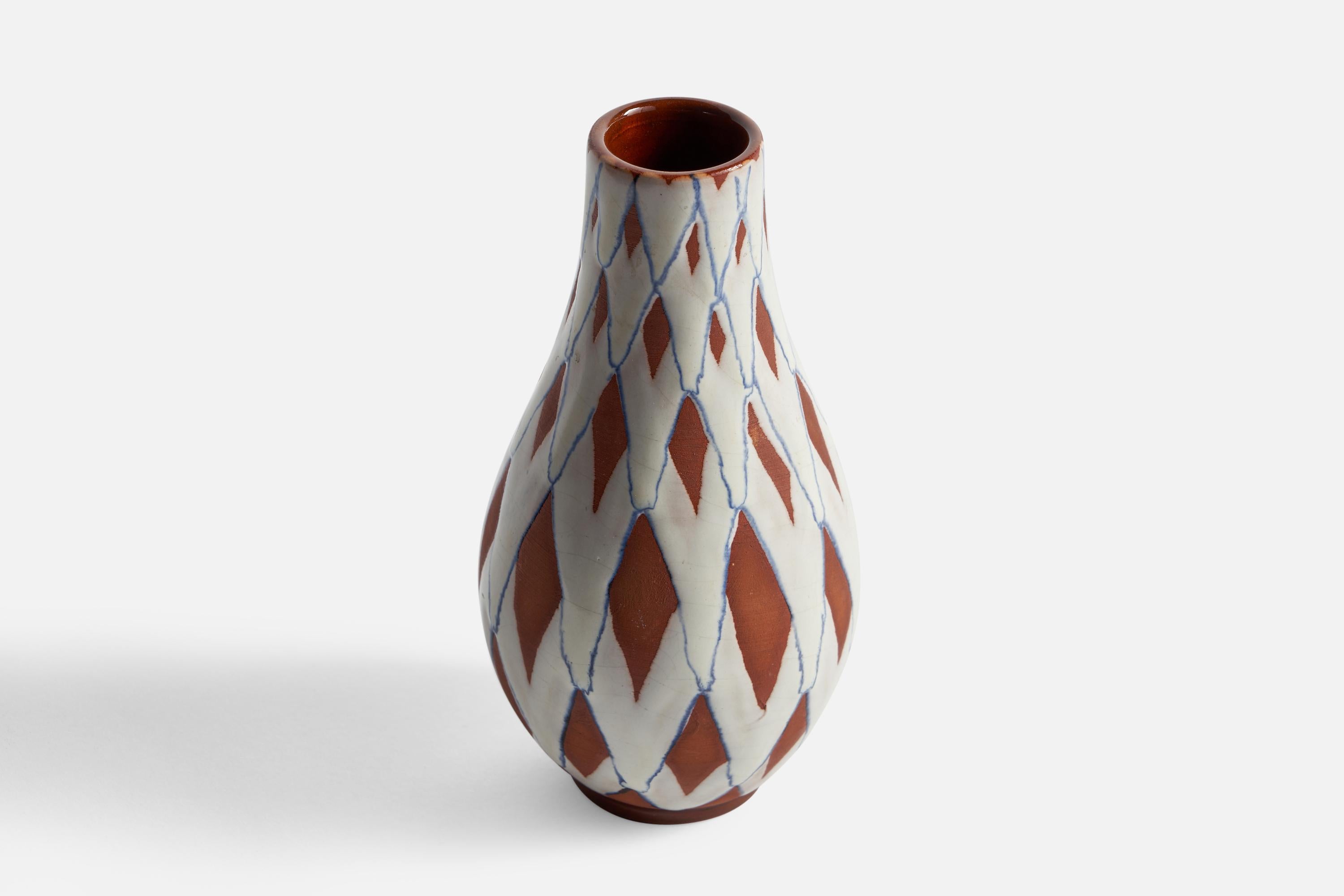 Vase rouge, blanc et bleu peint à la main, conçu et produit par Gabriel Keramik, Suède, années 1940.
