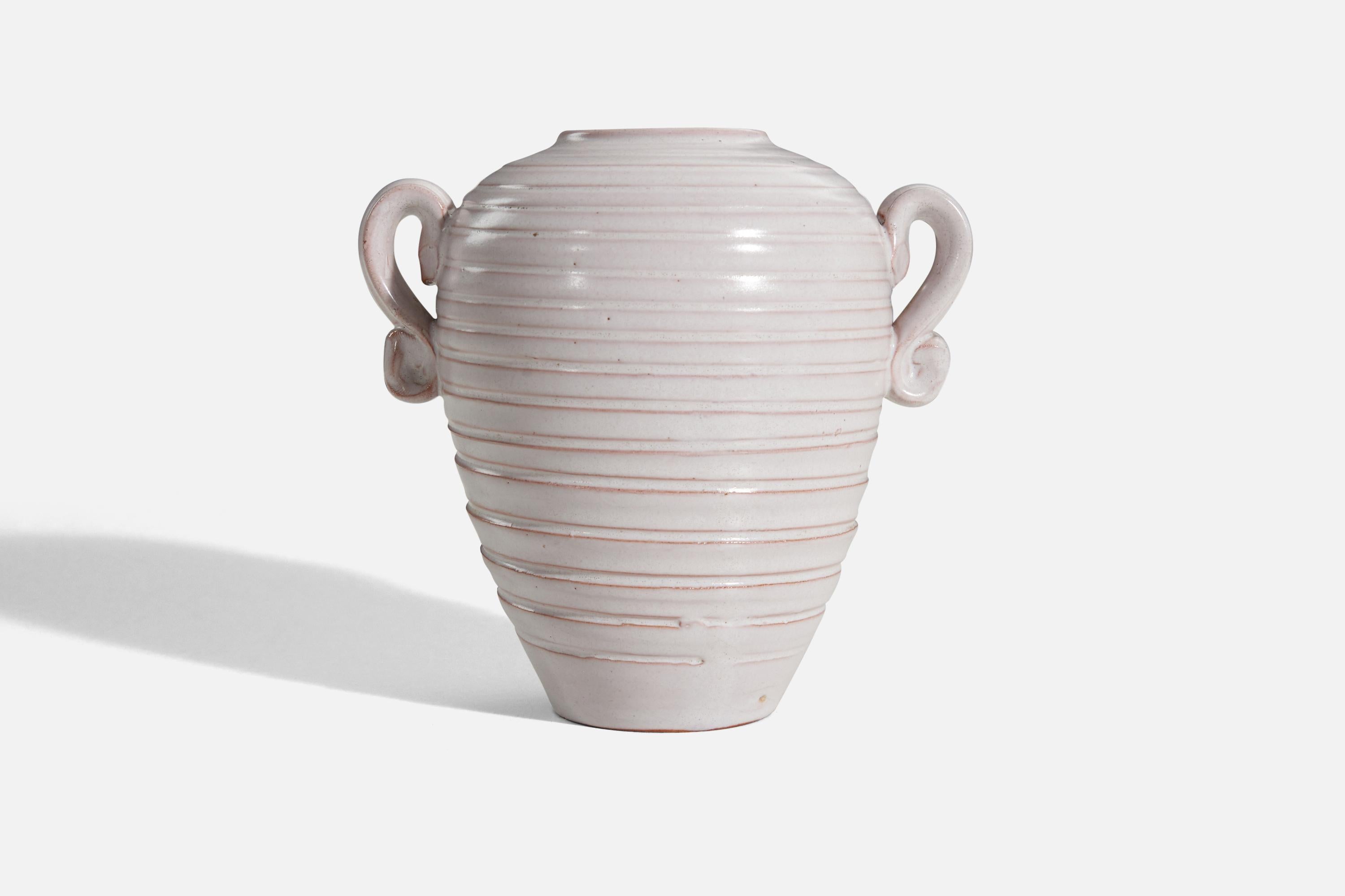 Suédois Vase en faïence émaillée blanche et rose de Gabriel Keramik, Suède, vers les années 1930 en vente