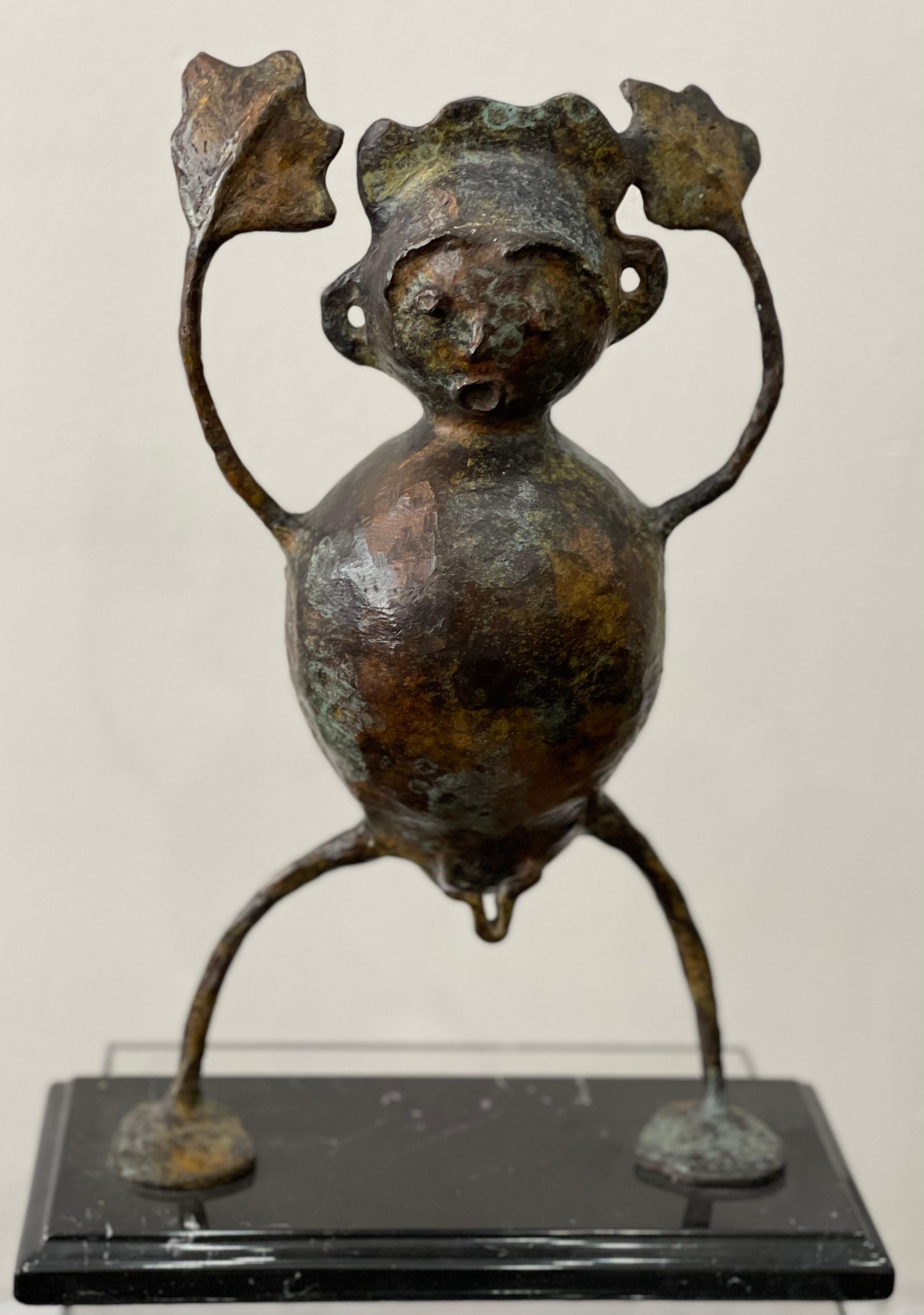 Scultura in bronzo a due facce intitolata 