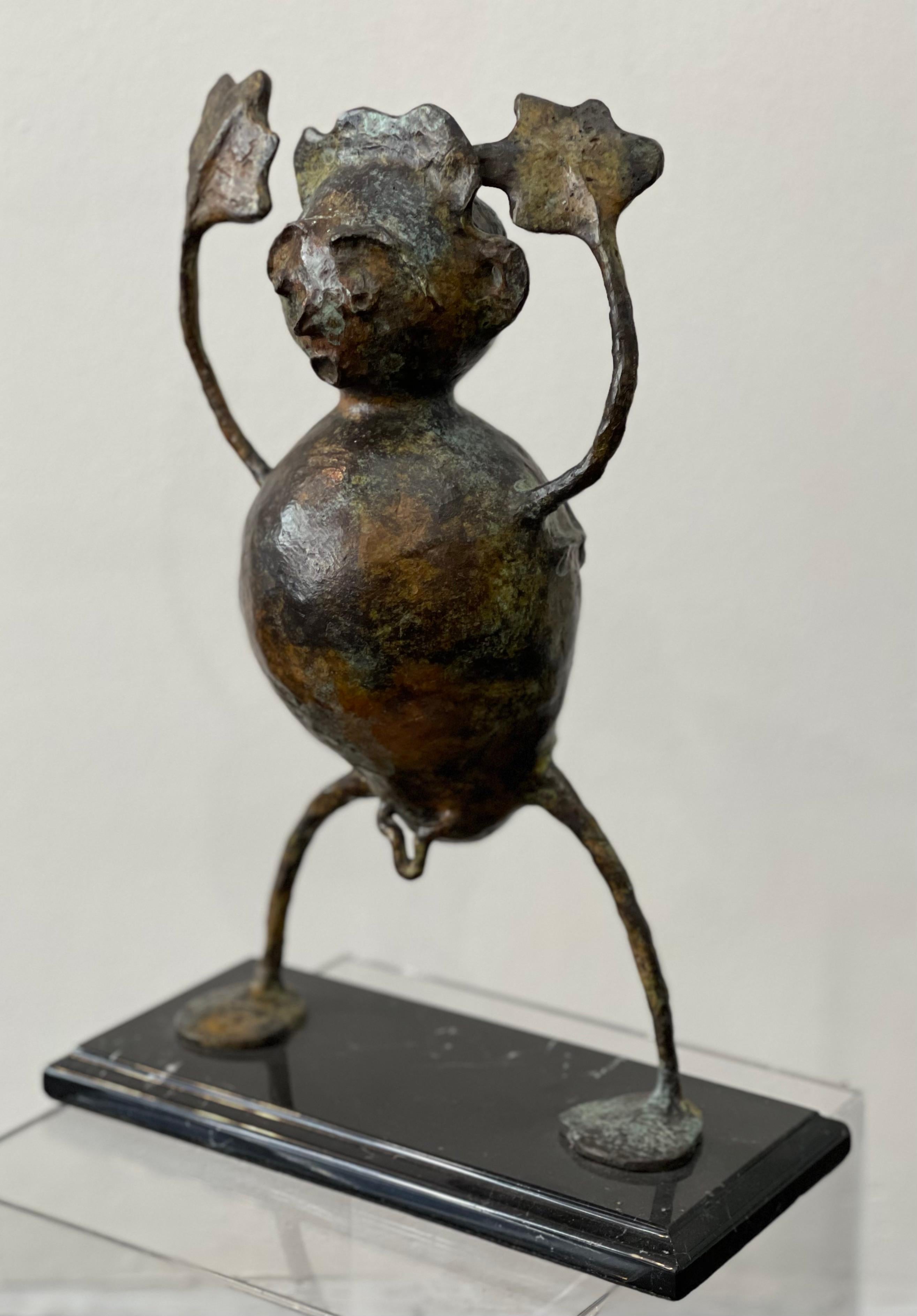 Scultura in bronzo a due facce intitolata 