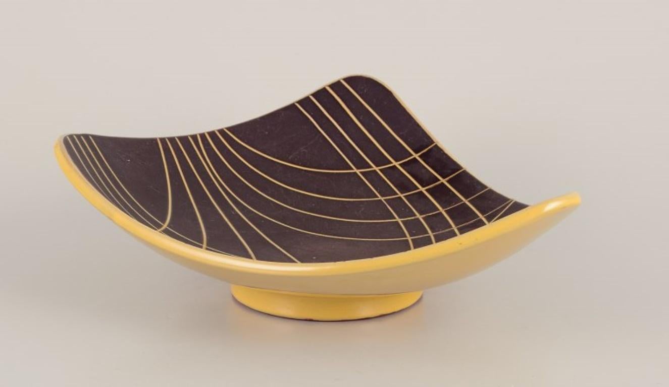Scandinave moderne Gabriel, Suède, bol Lido dans un style moderniste Émaillage dans les tons jaunes. en vente