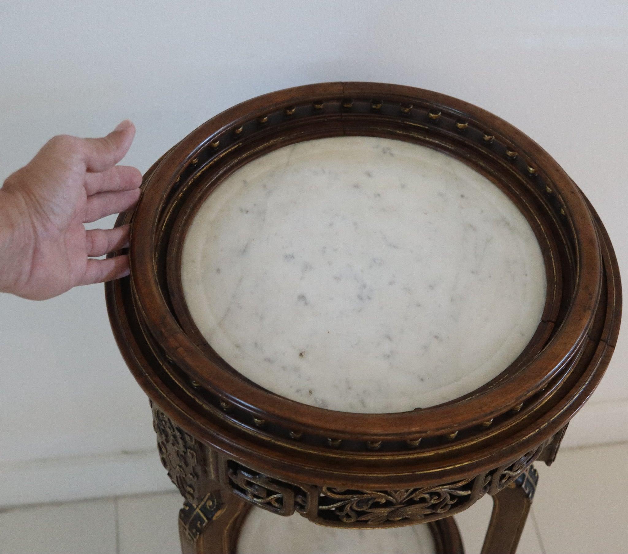 Foglia d’oro GABRIEL VIARDOT 1900 Piedistallo a due piani in noce dorato e marmo in vendita