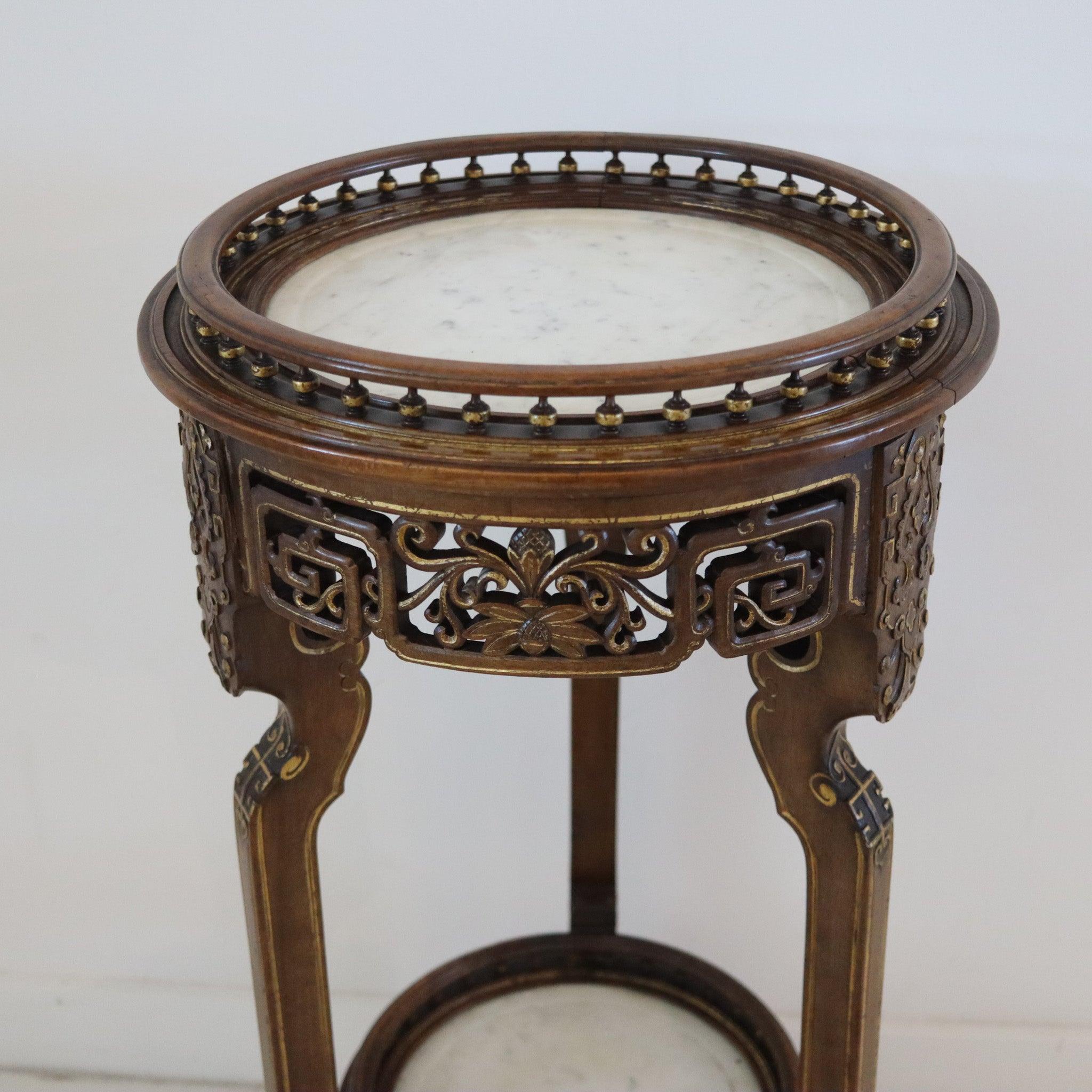Pedestal francés japonista de dos pisos diseñado por Gabriel Viardot (1830-1906).

Se trata de un precioso pedestal antiguo de dos pisos creado en París, Francia, por Gabriel-Frédéric Viardot, entre 1890 y 1900. El mueble ha sido elaborado en estilo