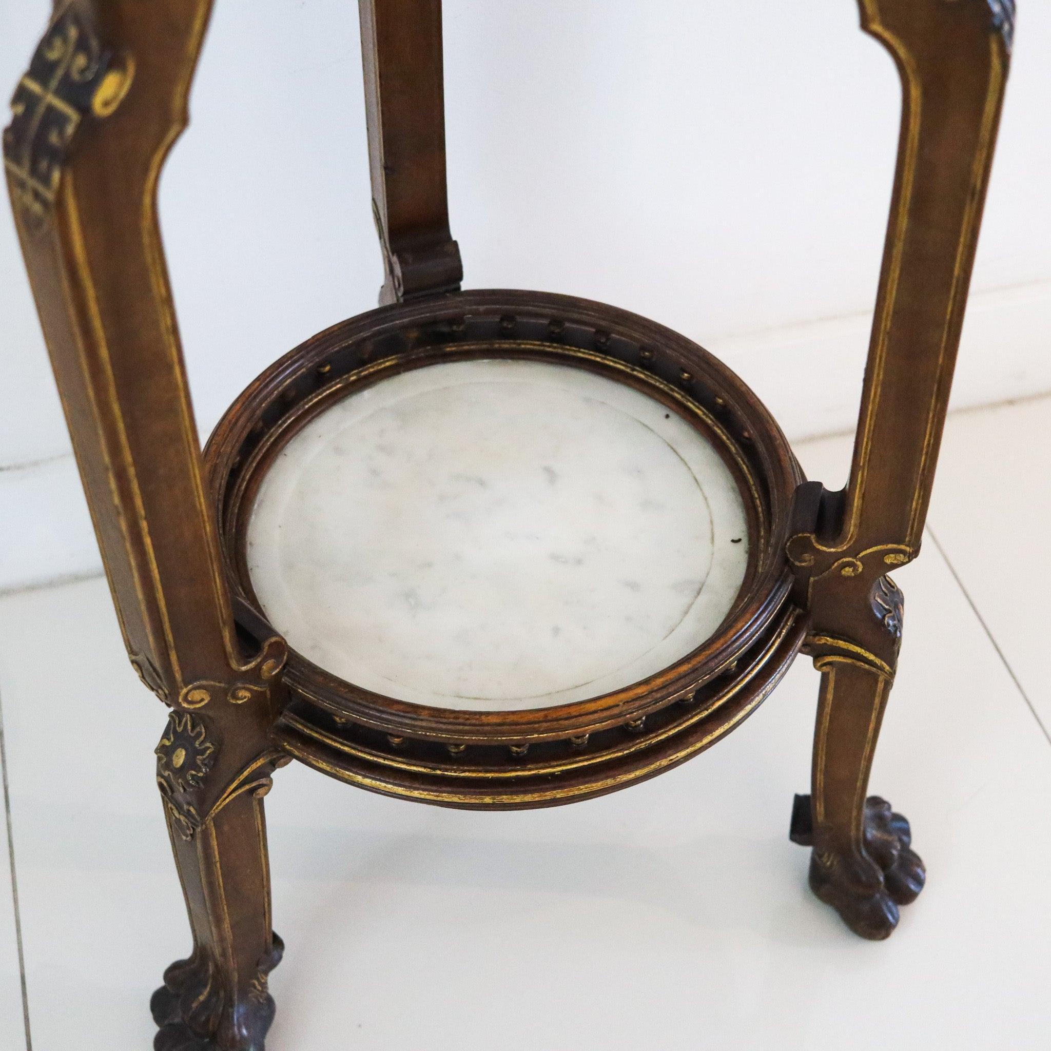 GABRIEL VIARDOT 1900 Japonisme Pedestal de dos pisos en nogal dorado y mármol Tallado a mano en venta