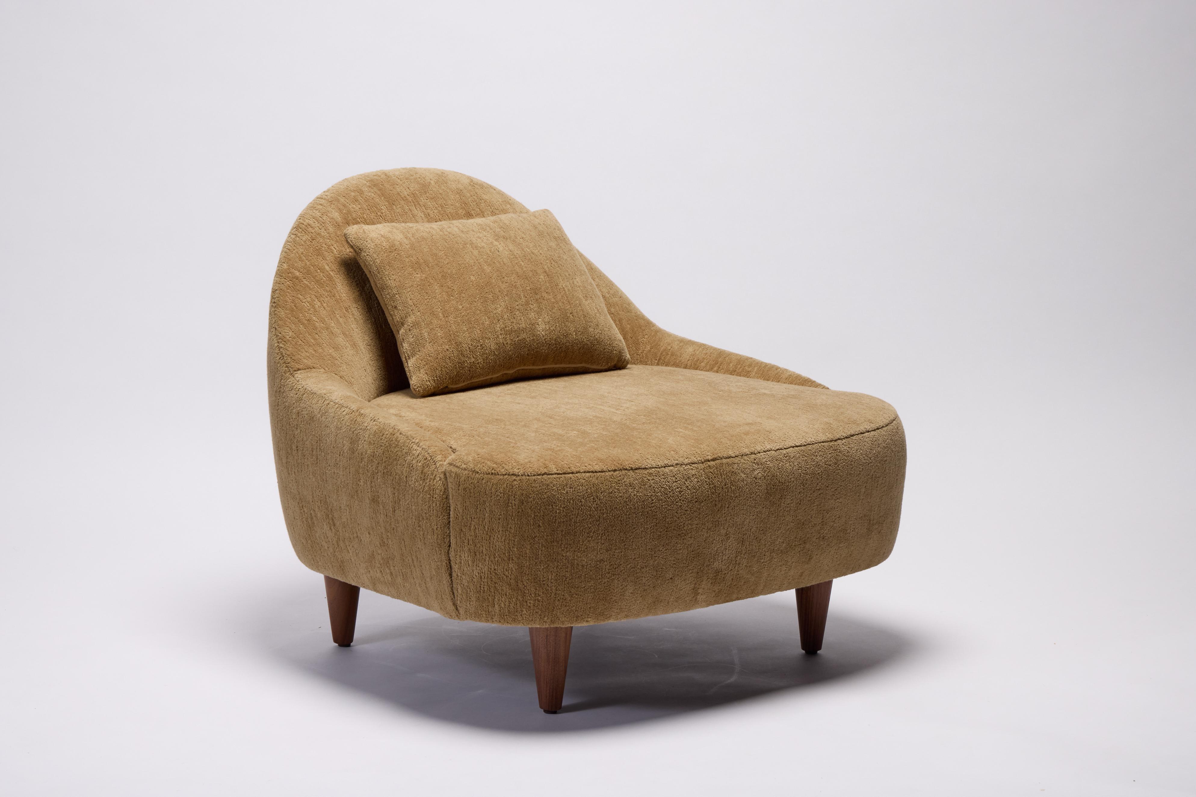 Le fauteuil Gabriela, déclinaison du canapé éponyme, incarne une élégance définie par des courbes gracieuses, introduisant une pièce pleine de caractère dans votre espace. Cette assise distincte, raffinée par son revêtement entièrement rembourré,