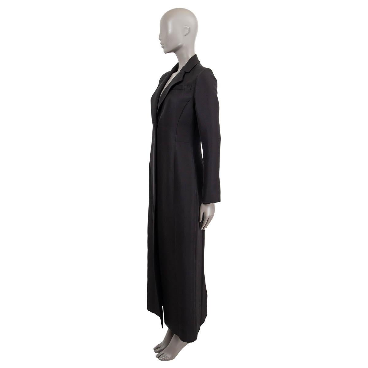 100% authentic Gabriela Hearst single-button long coat in black silk (58%) and cotton (42%). Features one breast pocket an buttons at the cuffs. Two invisible pockets on the side. Open with on button. Lined in silk (100%). Has been worn and is in