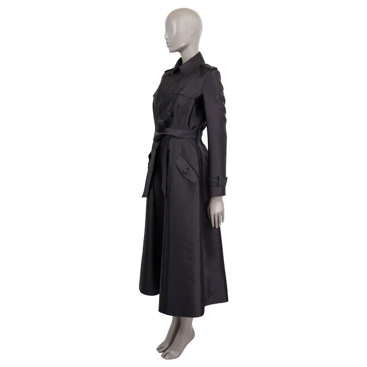 100% authentic Gabriela Hearst Cassatt long double breasted satin trench coat in black wool (57%) and silk (43%). Features epaulettes on the shoulders an buttons at the cuffs, has a self-tie belt and a flattering silhouette and with two pockets in
