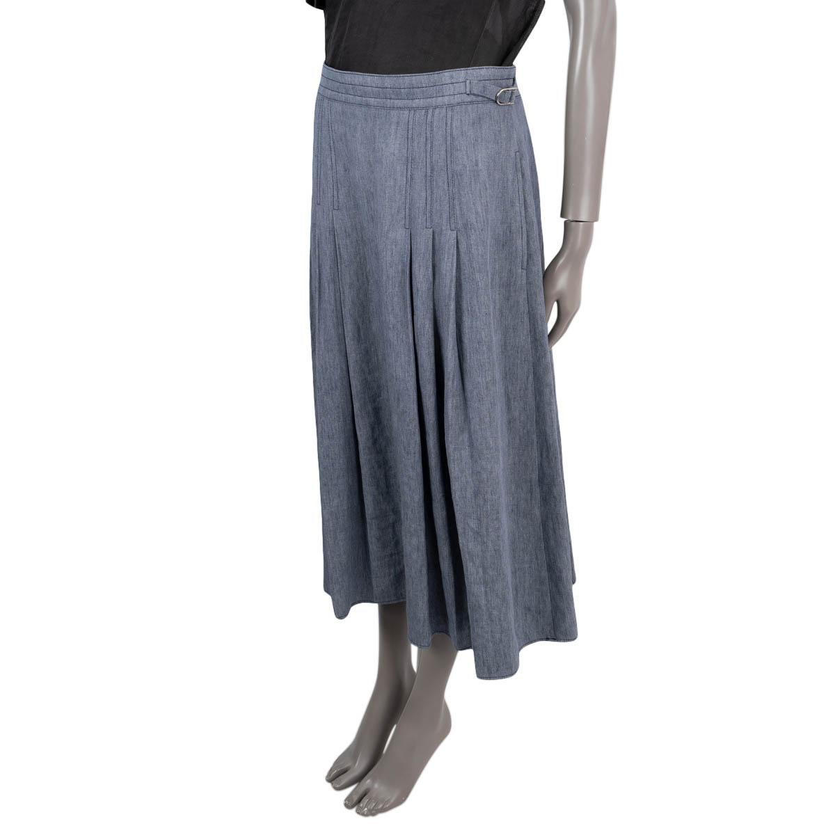 100% authentic Gabriela Hearst Lerna midi skirt in light denim blue linen (100%). Features an A-line silhouette, adjustable waist tabs, exacting pleats and two slit pockets. Closes with a zipper in the back and is lined in cupro (100%). Has been
