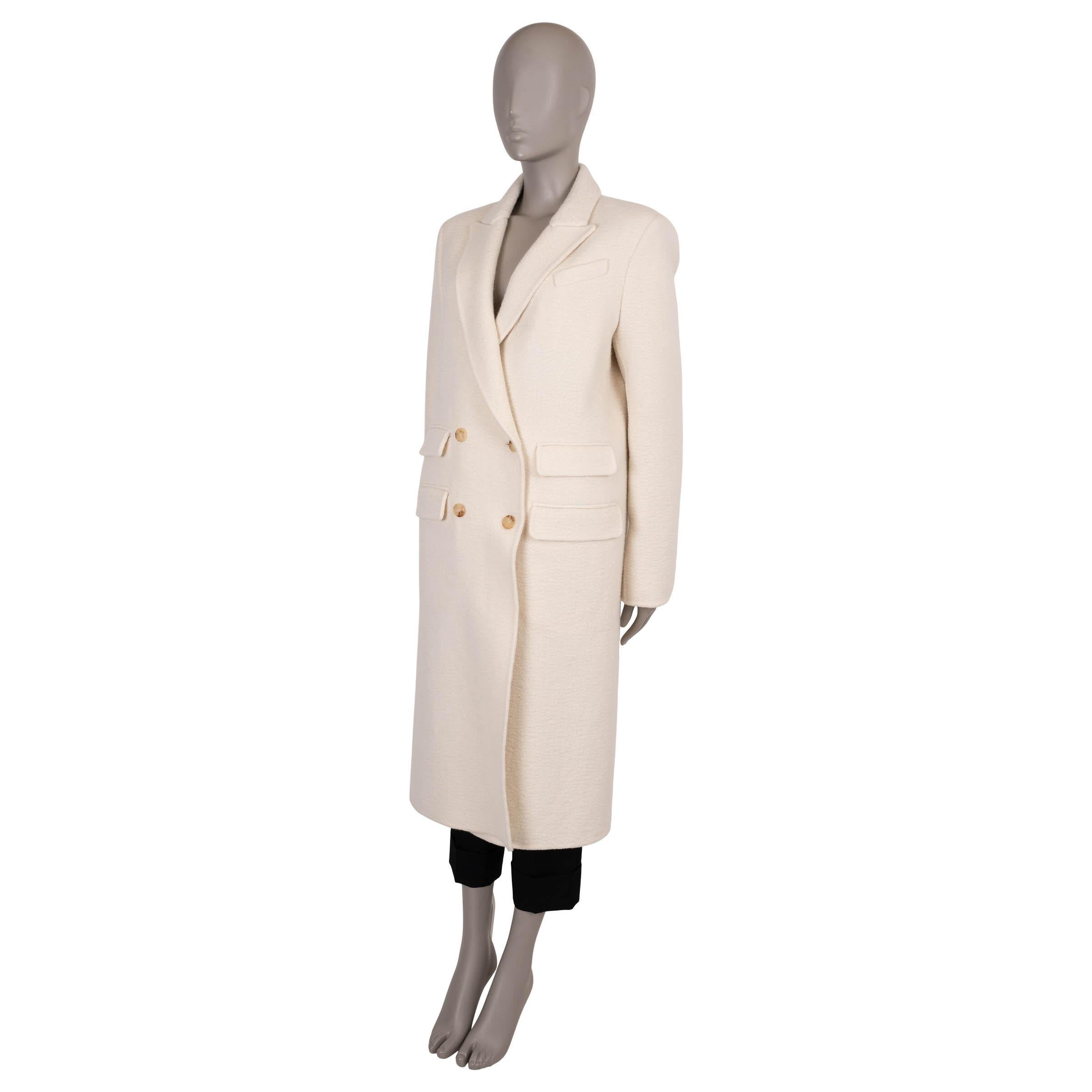 Questo cappotto Gabriela Hearst Reed, autentico al 100%, è realizzato in cashmere riciclato color crema (100%) e trasmette un'eleganza raffinata con un tocco sostenibile. La silhouette rilassata cade in una graziosa lunghezza midi ed è