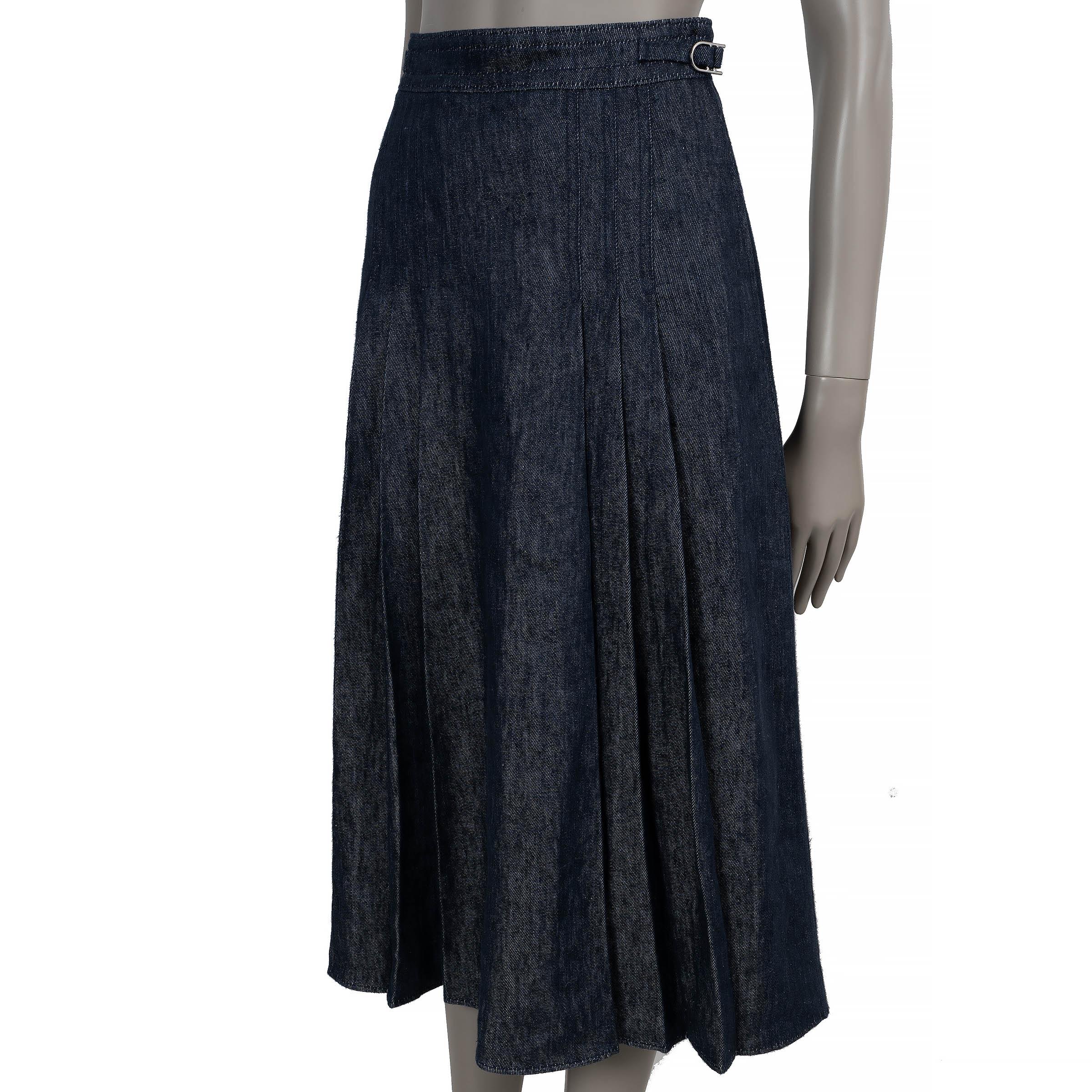 Esta falda midi Gabriela Hearst Lerna 100% auténtica está confeccionada en lino azul vaquero oscuro para un acabado estructurado pero transpirable. Diseñado con una elegante silueta de línea A, presenta pliegues exactos, dos bolsillos con aberturas
