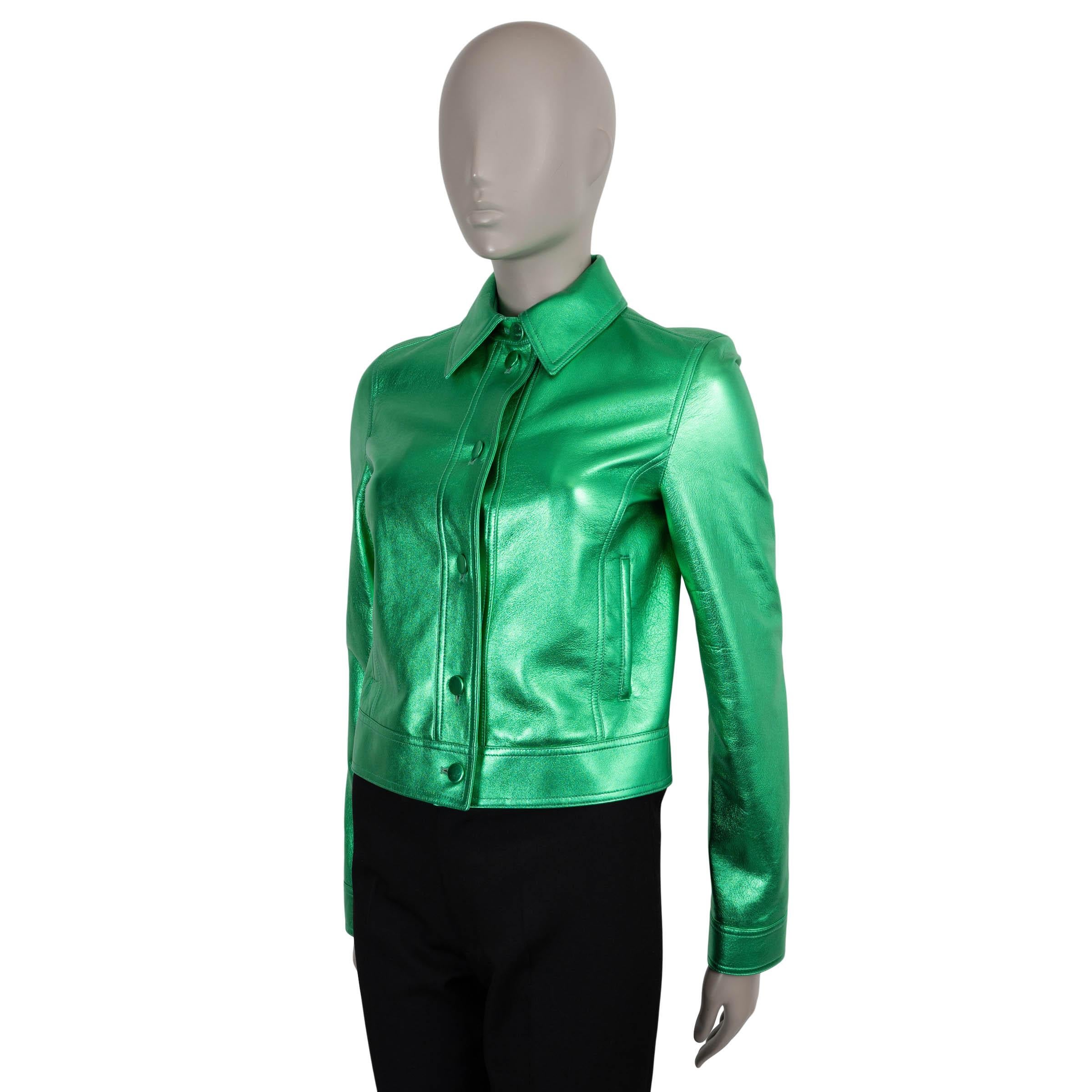 Cette veste Thereza de Gabriela Hearst, 100% authentique, est réalisée en cuir d'agneau vert Variseite métallisé. Il présente une silhouette ajustée avec une longueur raccourcie, un col pointu et des poches latérales. Le devant se ferme à l'aide de