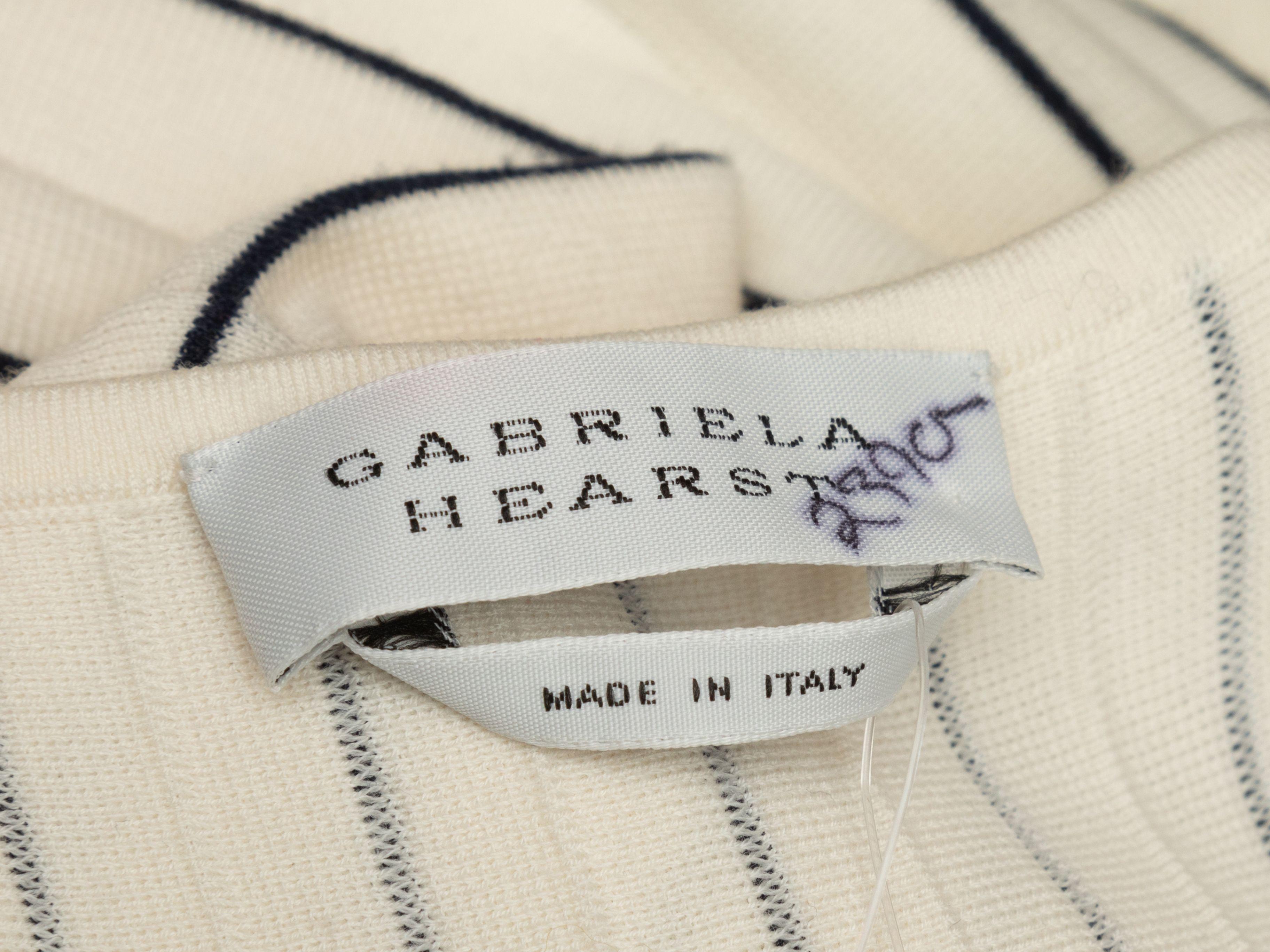 Produkt-Details: Weißes und schwarzes ärmelloses Maxikleid aus Wollstrick von Gabriela Hearst. Durchgehendes Nadelstreifenmuster. Rundhalsausschnitt. 24