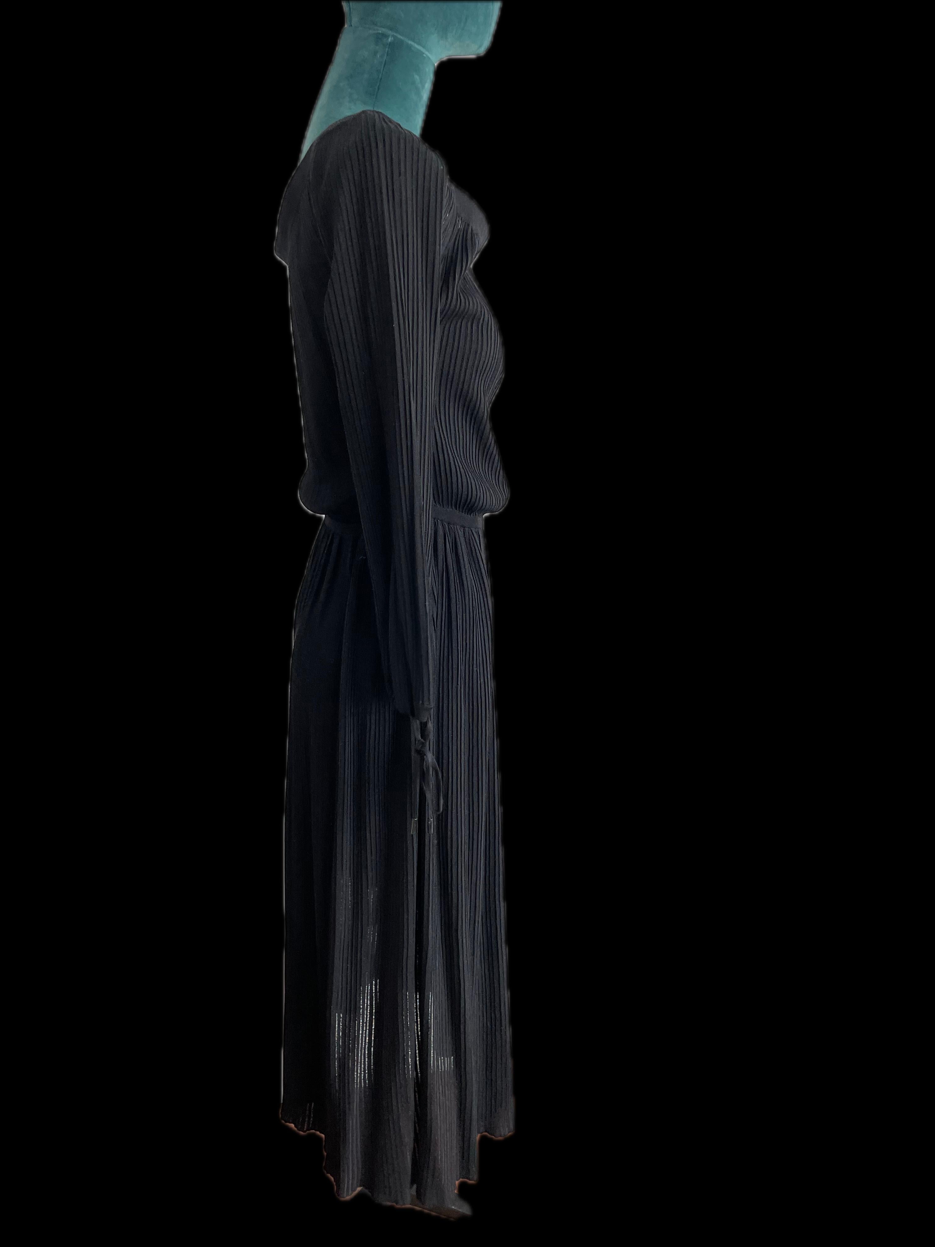 
Der Inbegriff von Vielseitigkeit und Eleganz: das schwarze Tageskleid von Gabriela Hearst. Mit viel Liebe zum Detail gefertigt und für die moderne Frau entworfen, verbindet dieses exquisite Stück nahtlos Raffinesse mit Funktionalität.

Das Kleid