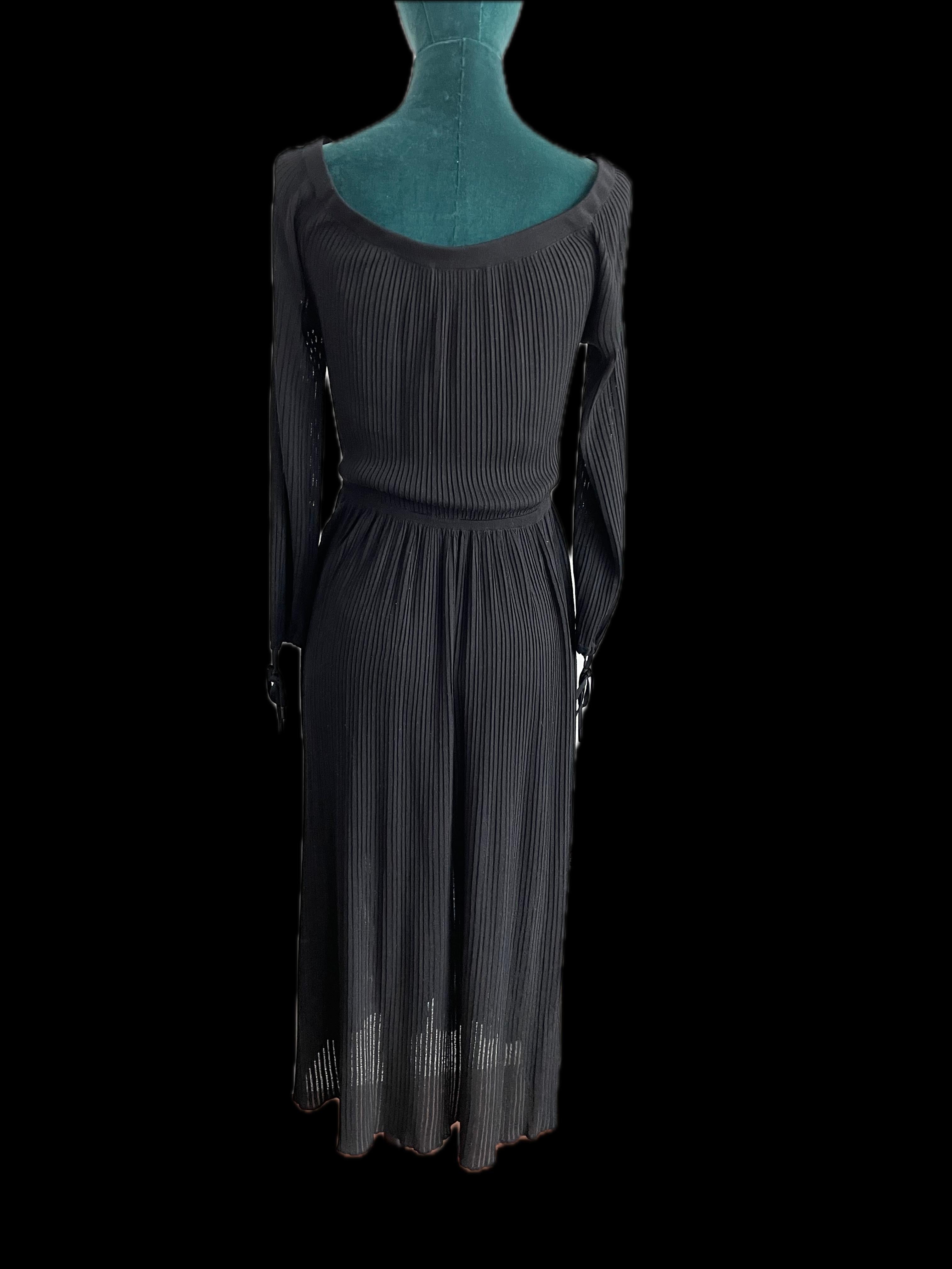 Gabriela Herze Schwarz  Kleid mit engen Ärmeln  im Zustand „Hervorragend“ im Angebot in Toronto, CA