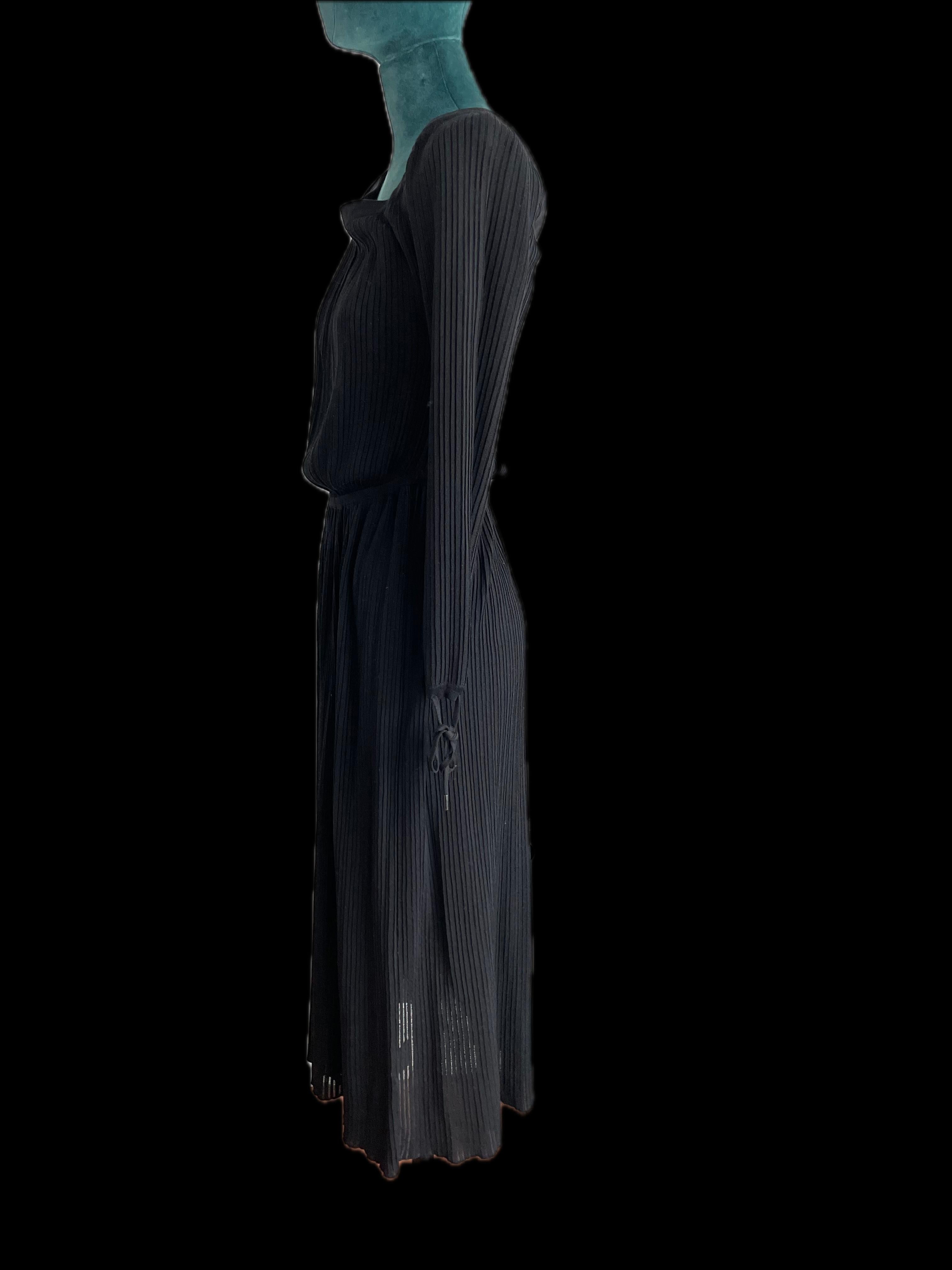 Gabriela Herze Schwarz  Kleid mit engen Ärmeln  Damen im Angebot