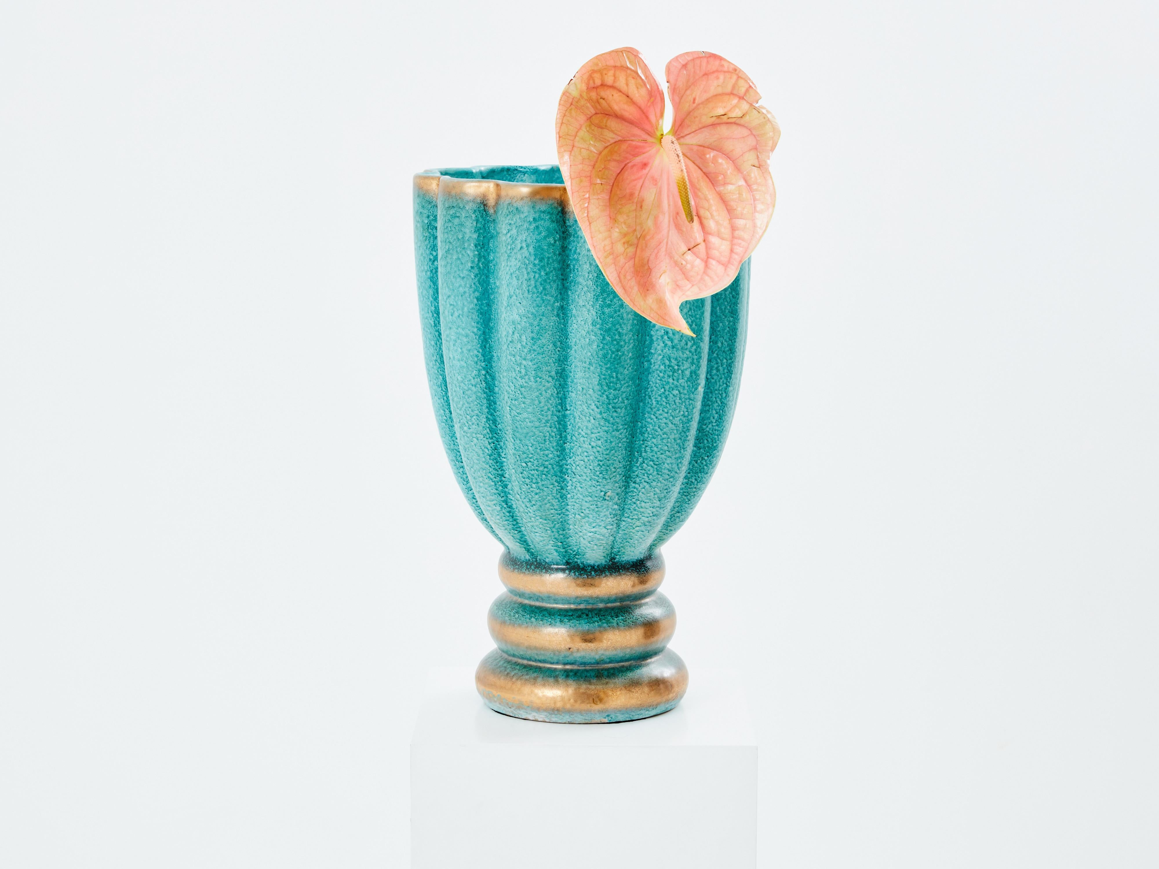 Diese grün-blaue Vase, die der italienische Keramiker Gabriele Bicchioni in den 1930er Jahren herstellte, besticht durch ihre imposante Größe und ihren Art-déco-Stil. Mit ihren fließenden Kurven verkörpert sie ein zeitloses Zeugnis der Exzellenz der
