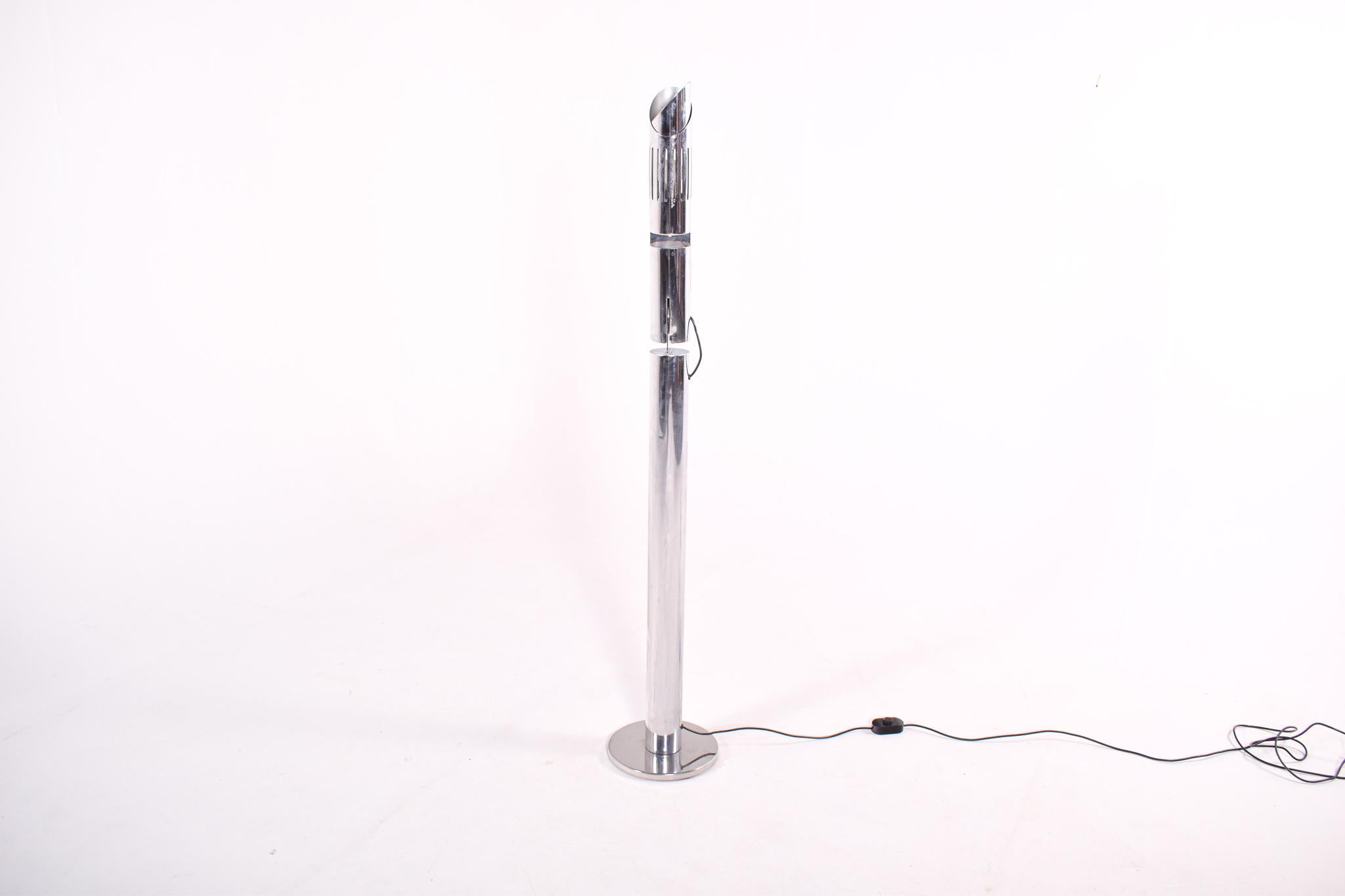 Ce lampadaire chromé, conçu par Gabriele D'Ali vers 1970 et fabriqué par Enzo Francesconi, est un excellent exemple de la philosophie du design épuré et fonctionnel de l'époque. Avec sa finition en chrome poli, la lampe dégage une esthétique de