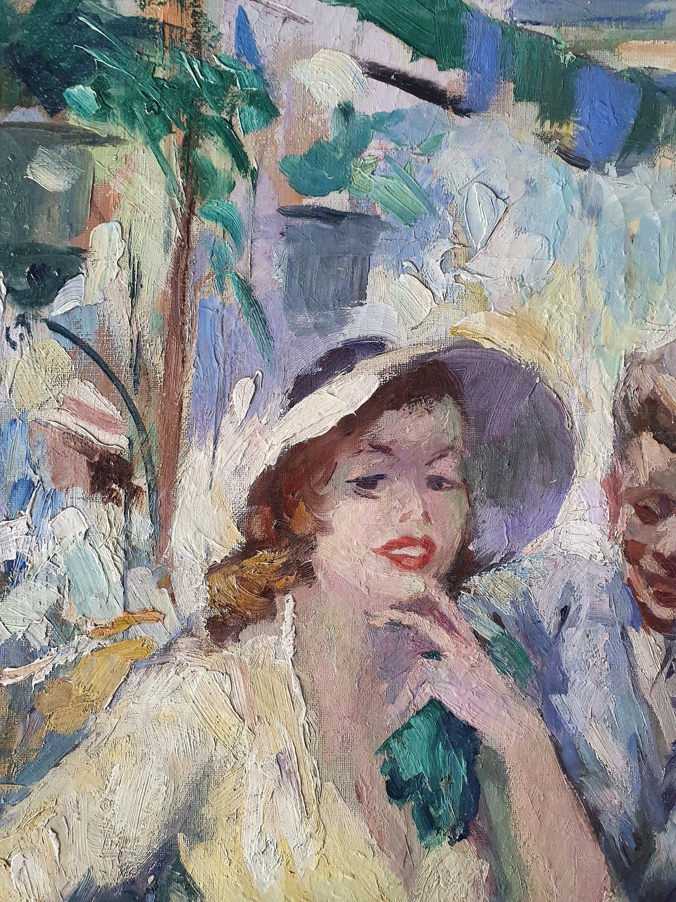 Charmante scène de terrasse estivale dominée par une élégante dame au chapeau blanc et aux gants verts,  à côté d'elle, un prétendant qui boit du vin et fume une cigarette. À la table, une autre dame élégante aux cheveux roux. Un serveur et un homme