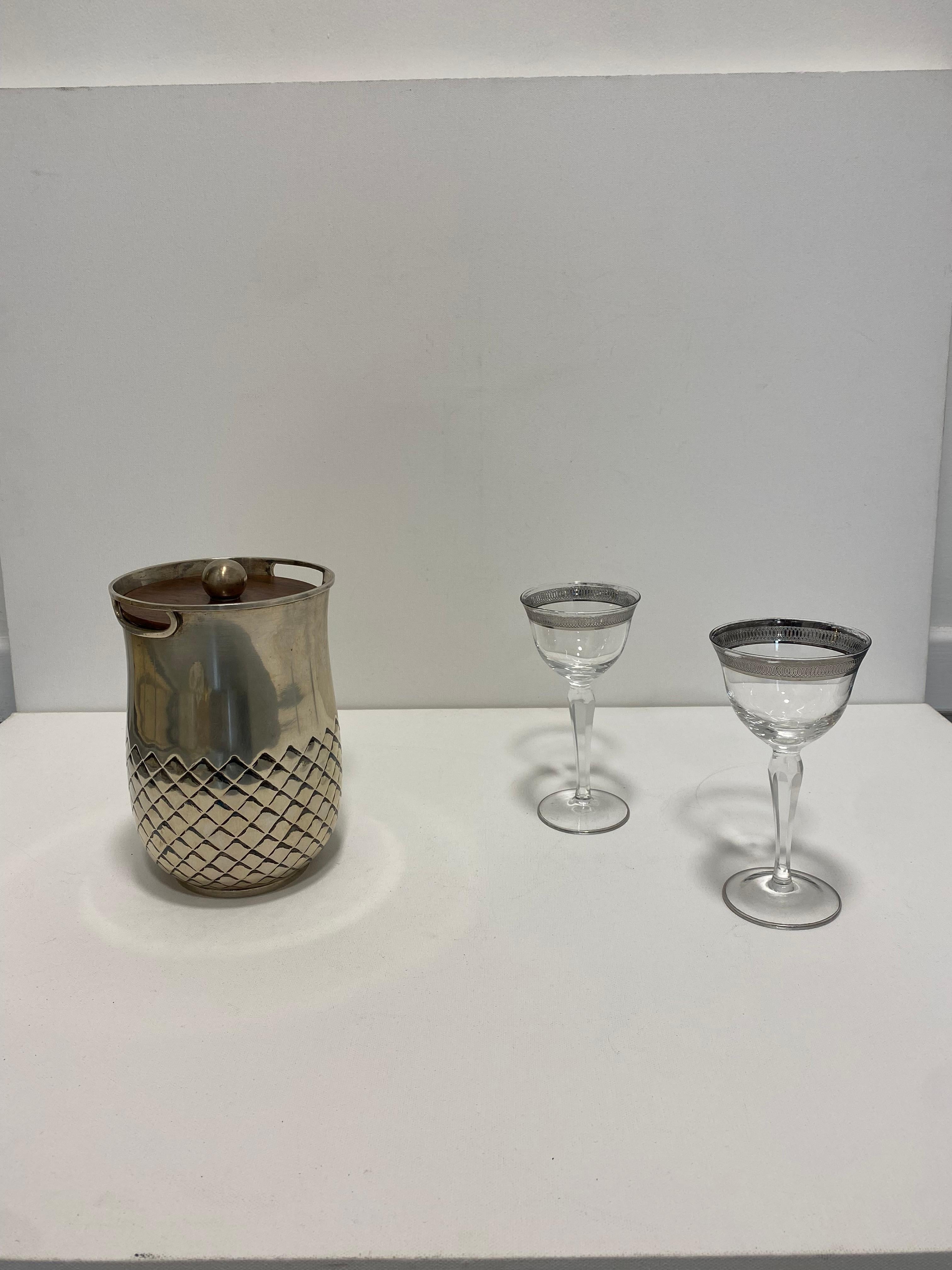 An exceptionally collectable Gabriele De Vecchi ice bucket masterfully handcrafted in 800 content silver and an oak lid shaped as an pineapple/ananas.

Signed at the bottom 665MI which is a hallmark for silversmiths in Milan
Embossed signature of