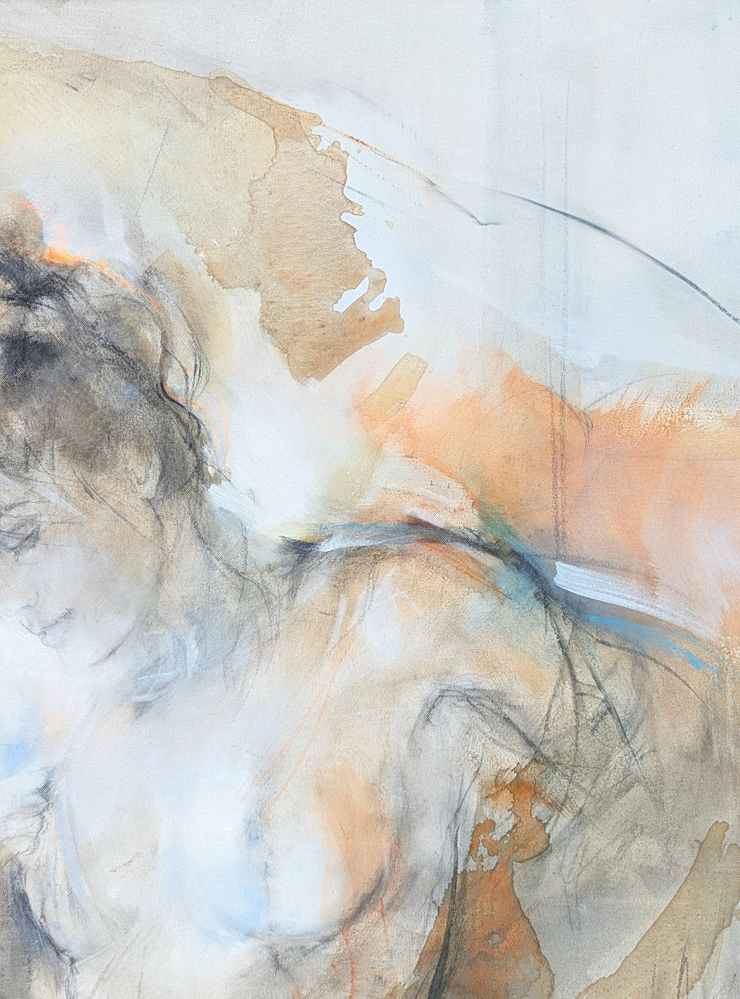 Moderne figurative Malerei von weiblichen Akten der europäischen Künstlerin Gabriele Mierzwa. Das Werk zeigt eine zart skizzenhafte, aber natürliche Darstellung einer jungen Frau, die sich neben anderen nackten Figuren vor einem hellgrauen