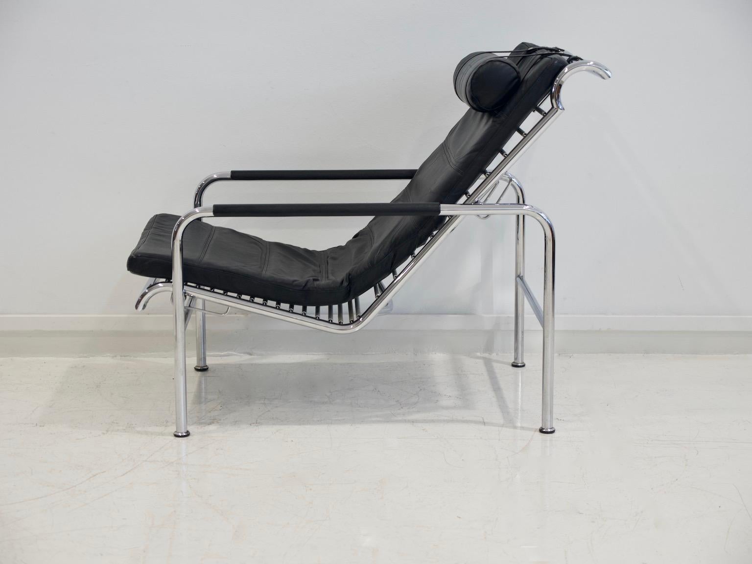 Black leather upholstered 'Genni' recliner armchair with footrest by Gabriele Mucchi for Zanotta. Designed in 1935, re-produced in 1981. Frame made of chromed tubular steel, back and seat of steel springs, upholstery and neck roll made of black