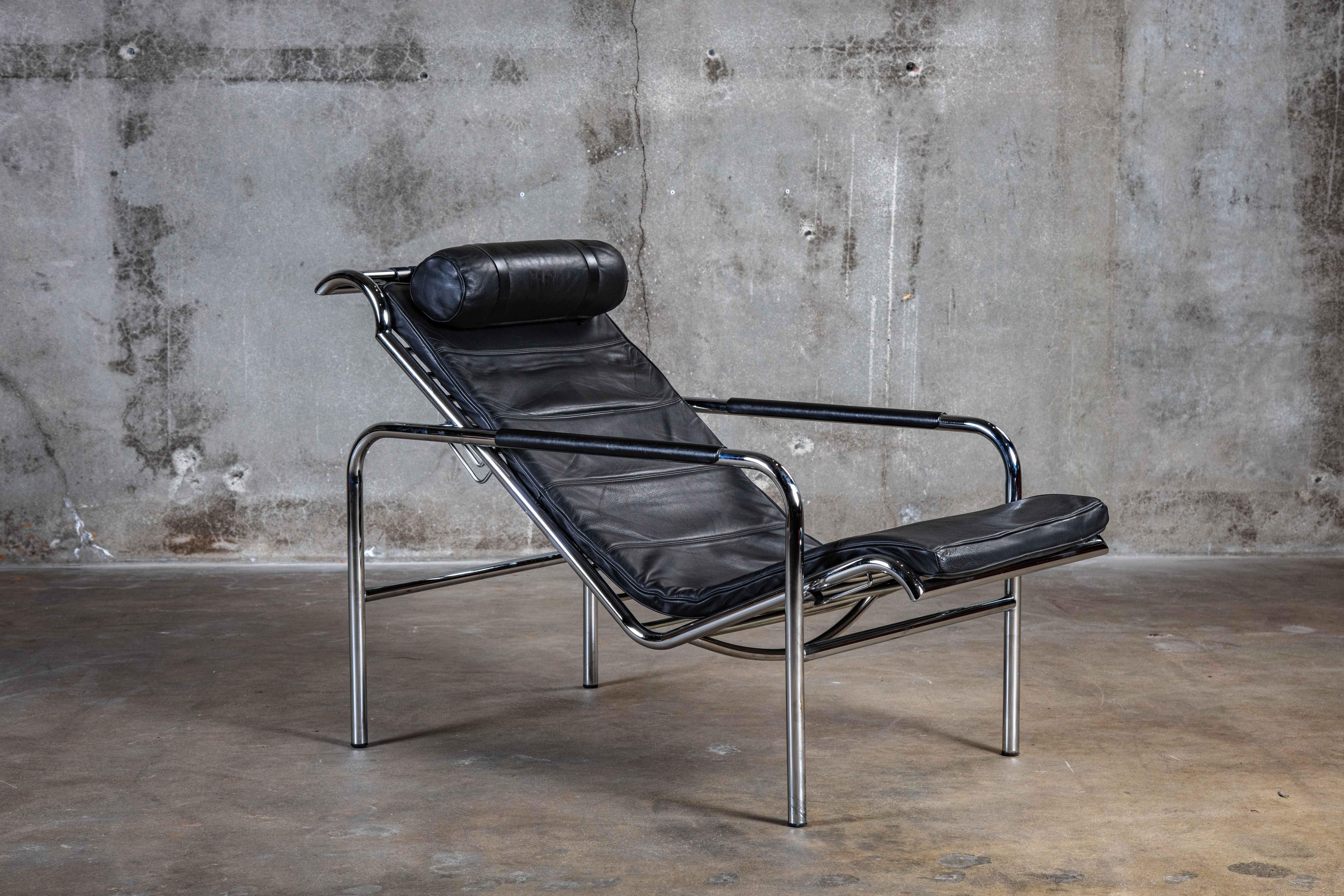 Gabriele Mucchi 'Genni' chaise lounge in chrome and leather.