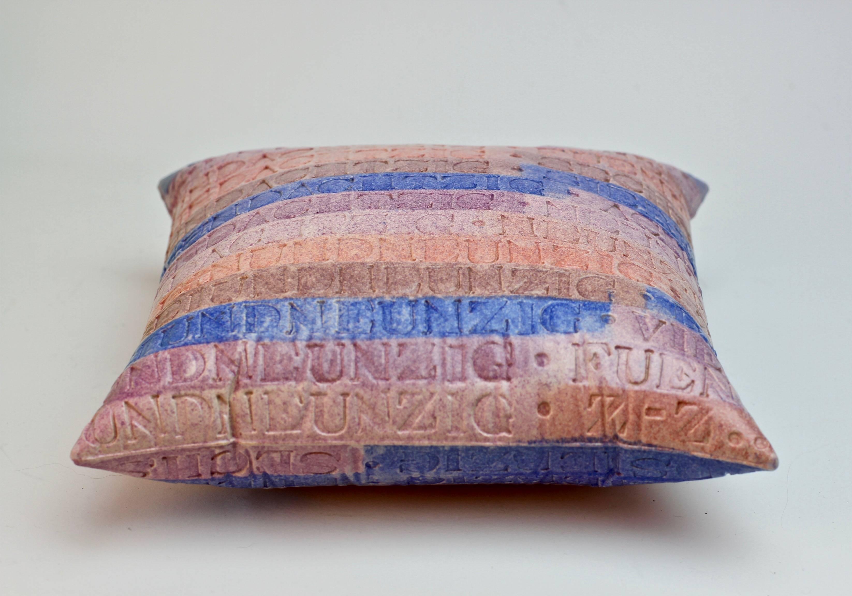 Moderno Cuscino Gabriele Puetz 'Kleine Einschlafhilfe' Scultura in ceramica d'arte tedesca # 1/5 in vendita