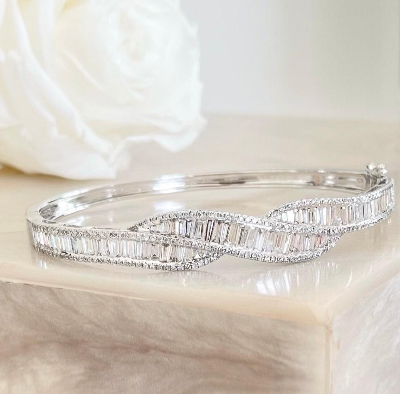 'Gabriella' 18ct White Gold Diamond Hinged Bangle In New Condition For Sale In Sydney, NSW