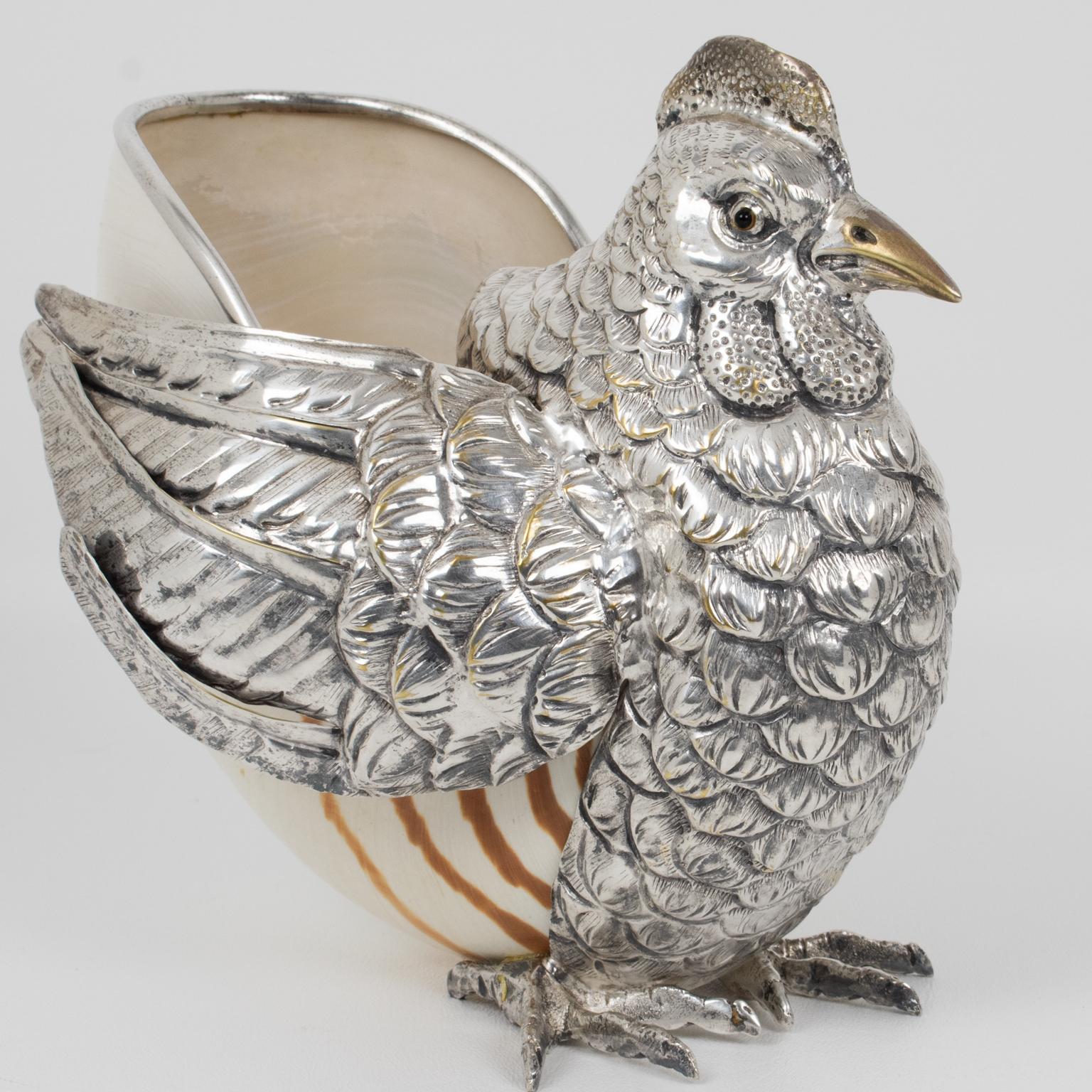 Dieser wunderschöne Vogel aus massivem Silberblech und Muscheln wurde von der italienischen Künstlerin Gabriella Binazzi entworfen und handgefertigt (zugeschrieben). Bei diesem schönen Kunstobjekt von Binazzi kann man das Meer hören. Der Kopf, das