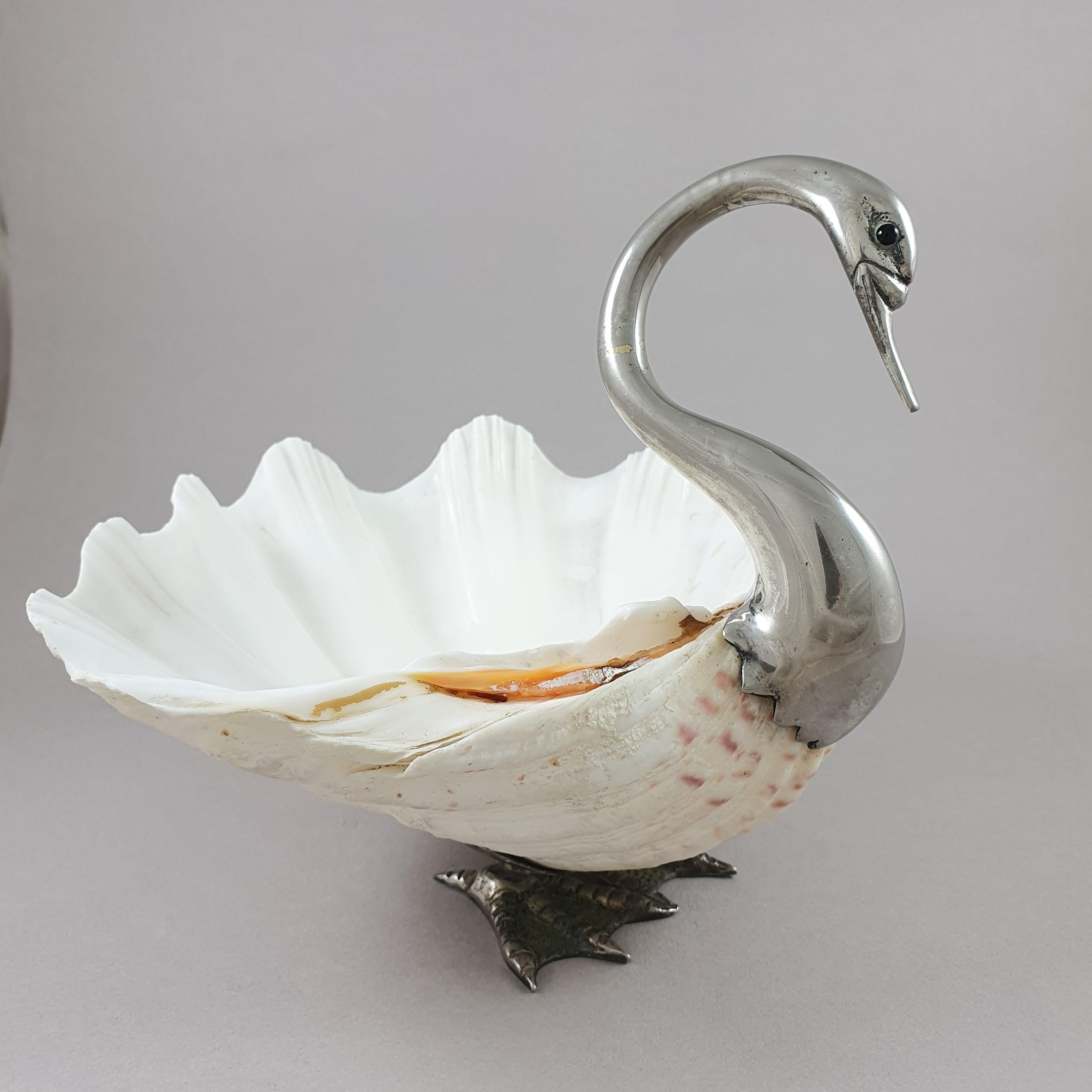 Silver plate cup and shell by Gabriella Binazzi in the shape of a swan 

Italian work around 1970 

Height 16.3 cm 
Length: 17.8 cm 
Width: 20.5 cm 

Good condition, only a few traces in the shell

Signed
