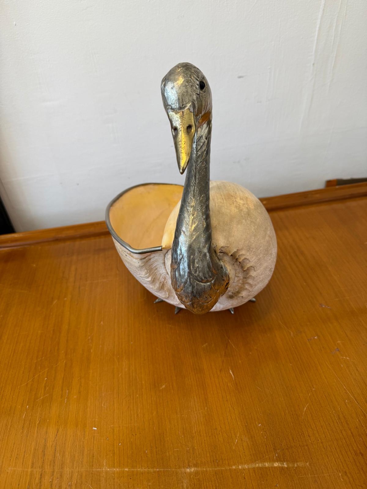 Une magnifique boule à bijoux en forme de cygne en métal argenté et en laiton, avec un gros coquillage. Cette superbe sculpture est l'œuvre de Gabriella Binazzi Italian c.1960's.