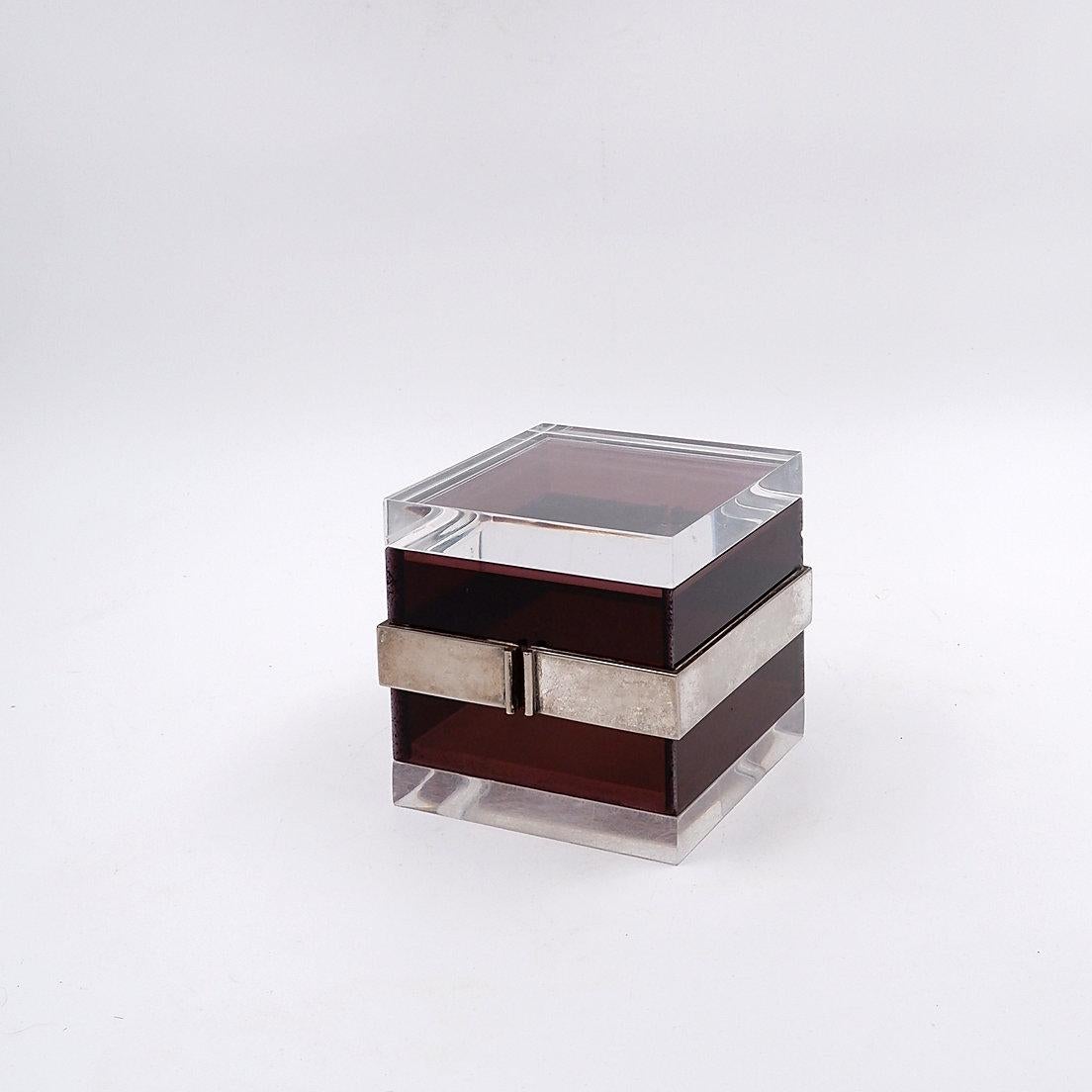 Jewelry box - decoration - Vintage
Measures : 10x10x10cm
Materials : Lucite - Silver 
This exquisite piece blends vintage charm with sophisticated elegance, perfect for storing your most treasured possessions while enhancing any interior with