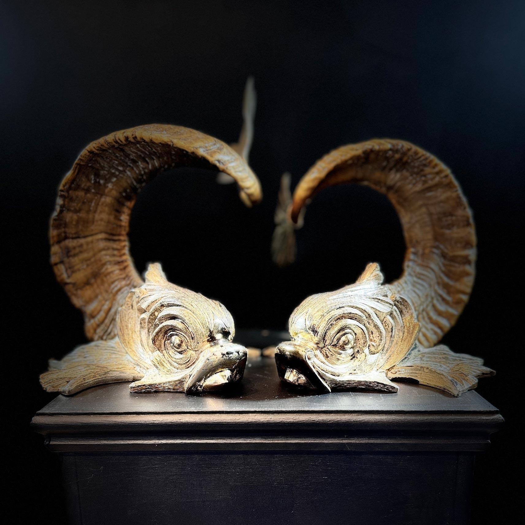 Un par de esculturas realmente espectaculares e increíblemente raras de la legendaria diseñadora Gabriella Crespi, modeladas como delfines míticos, 