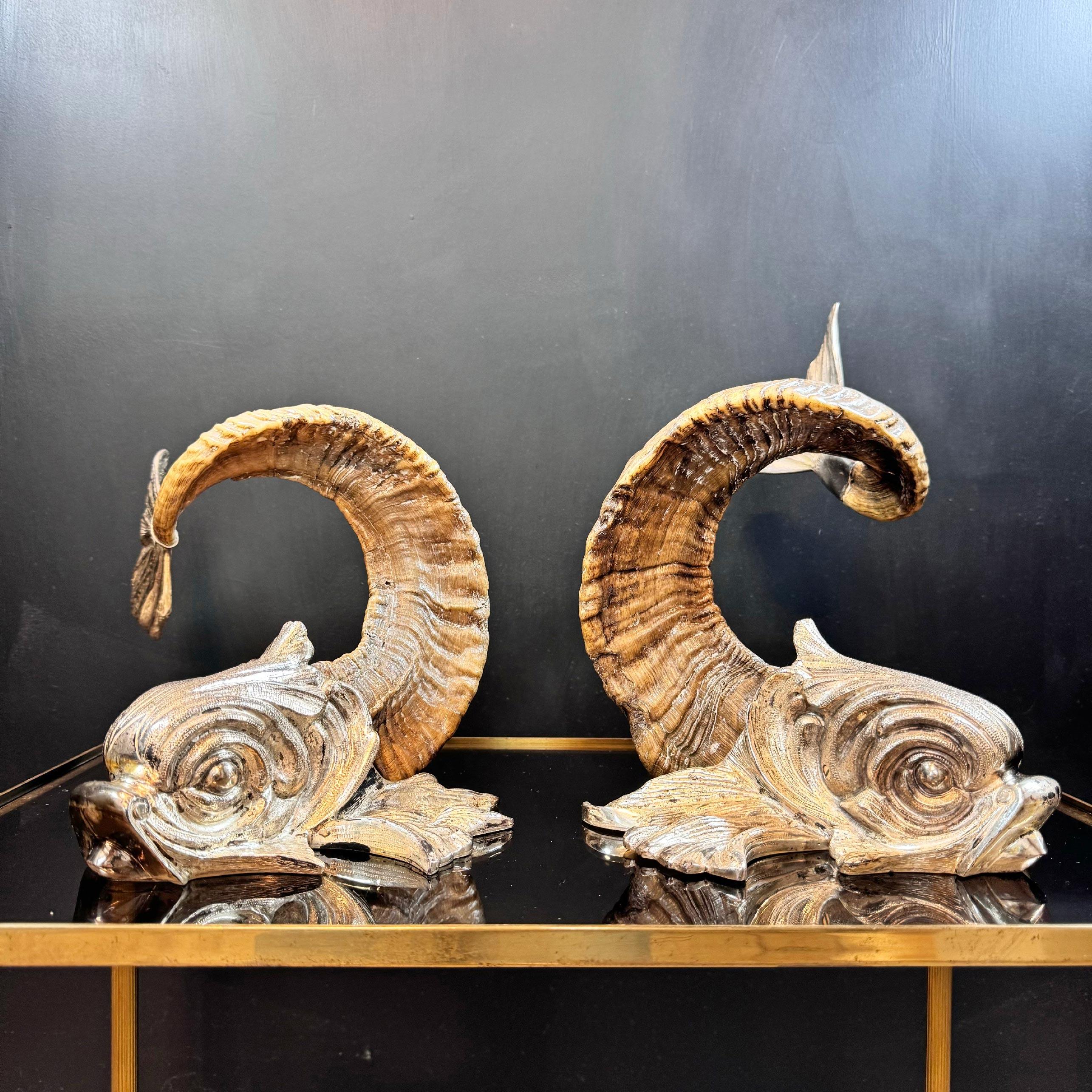 Gabriella Crespi 'Coppia Di Delfini' Pareja de delfines de bronce plateado finales del siglo XX en venta