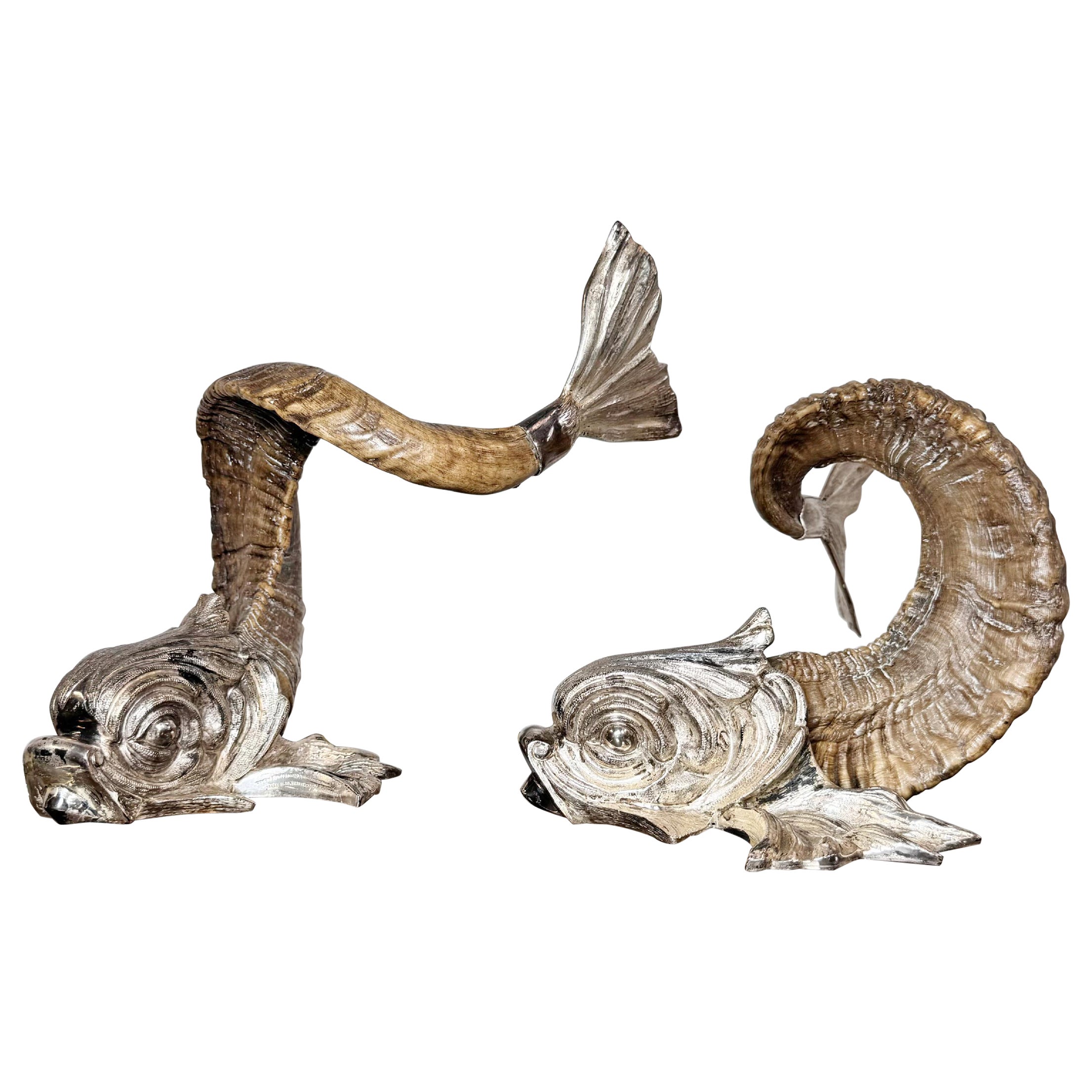 Gabriella Crespi 
Coppia Di Delfini
 Pareja de delfines de bronce plateado en venta