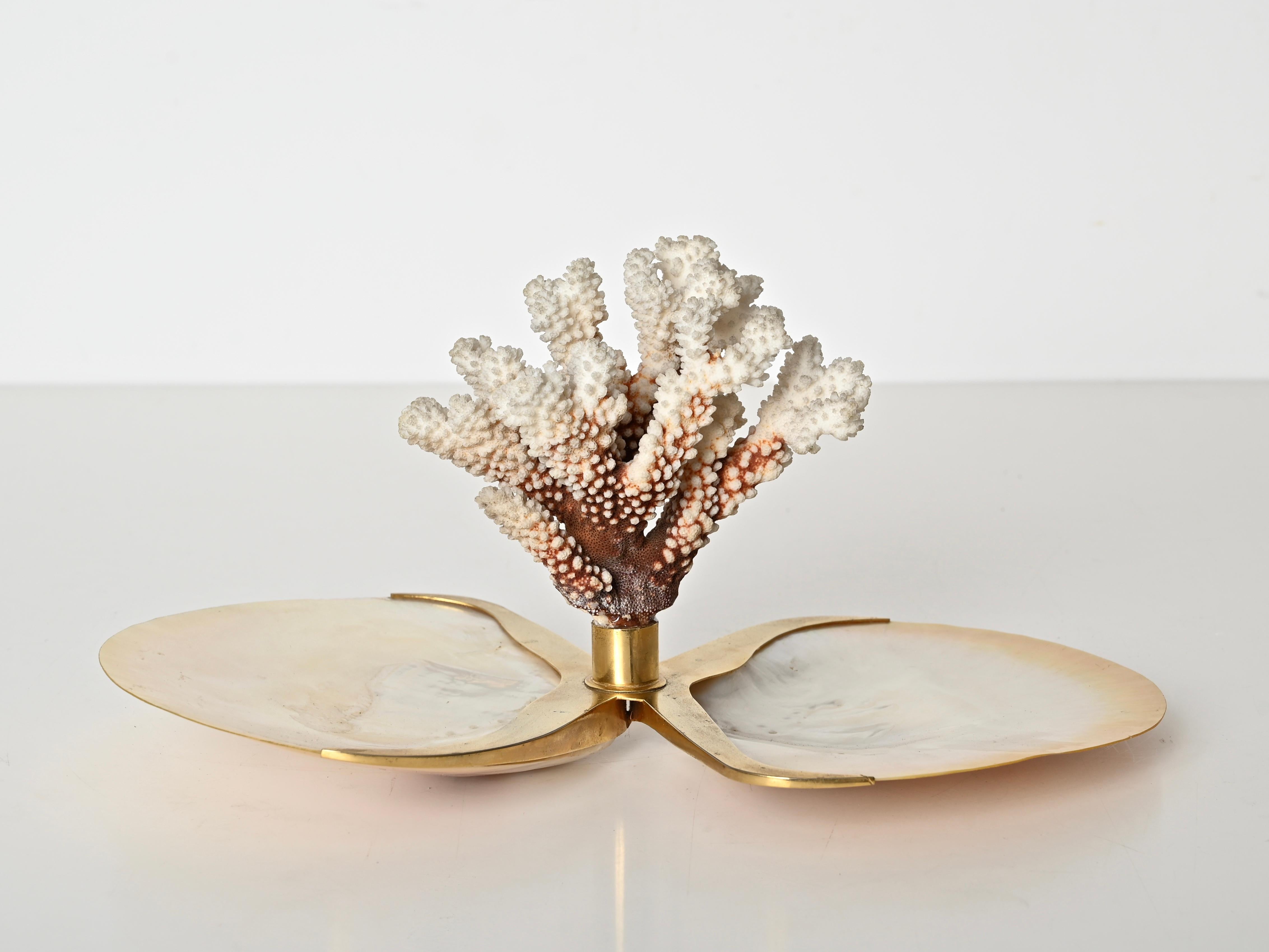 Vassoio decorativo italiano degli anni '70 in madreperla, corallo e ottone in vendita 3
